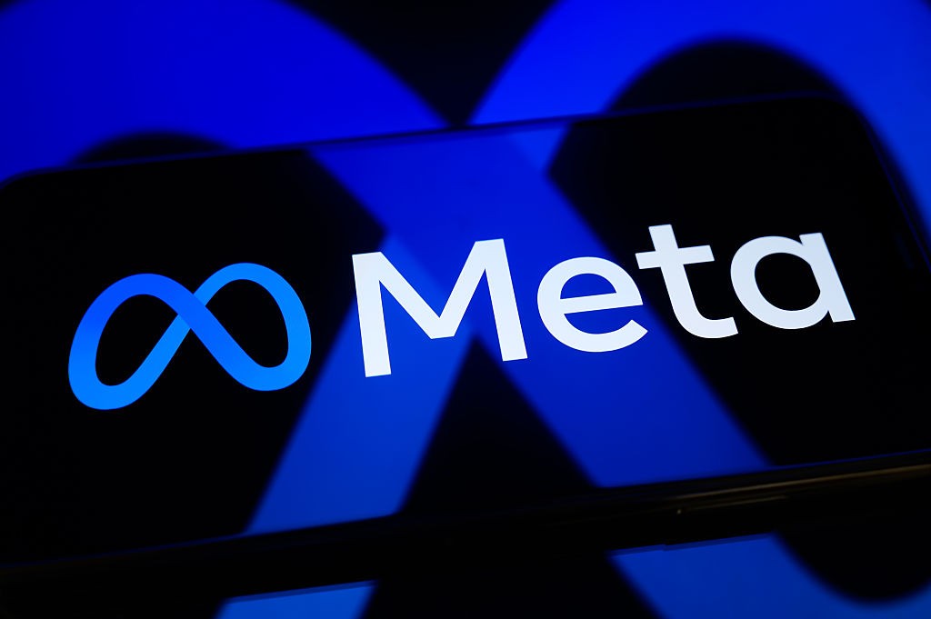 Logotipo da Meta em tela escura com fundo azul vibrante, mostrando o símbolo do infinito em azul claro e a palavra Meta em branco