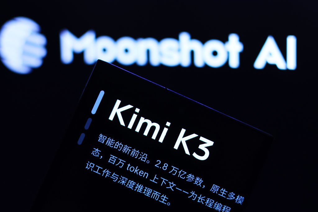 Tela escura com o logotipo Moonshot AI em branco desfocado ao fundo e, em primeiro plano, um cartão preto com Kimi K3 em branco e texto chinês sobre inteligência artificial
