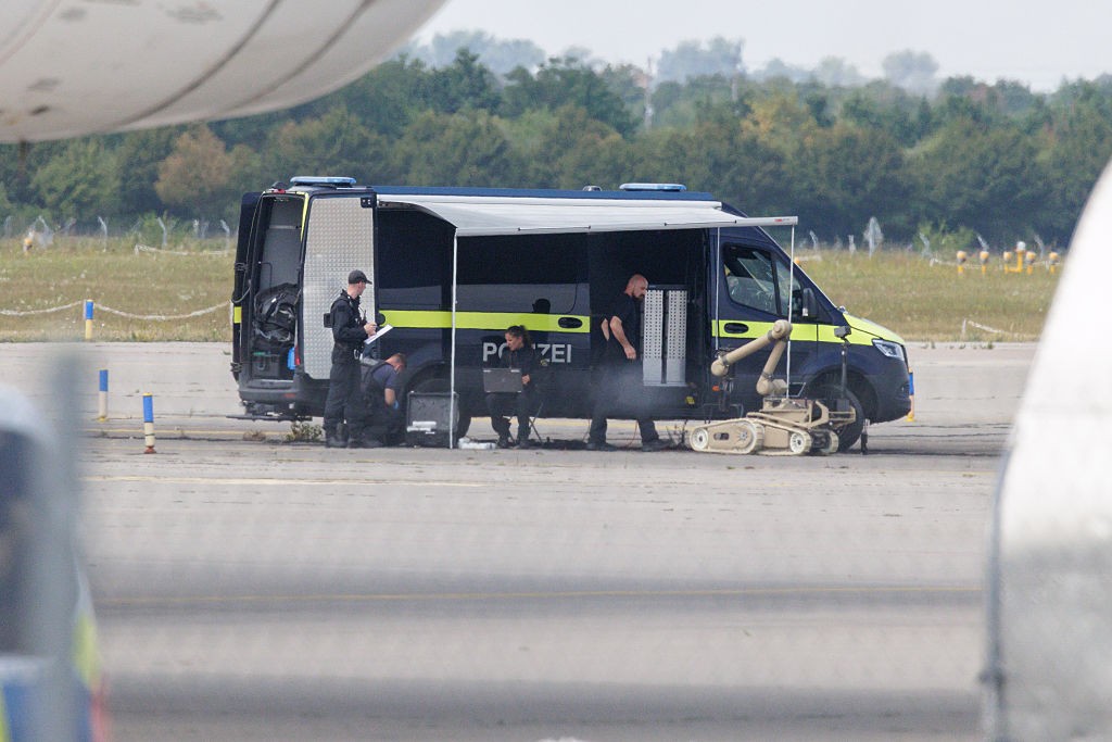 Alemanha aciona robô antibomba e investiga colisão de avião após achar drone em aeroporto - QTU Questões do Universo