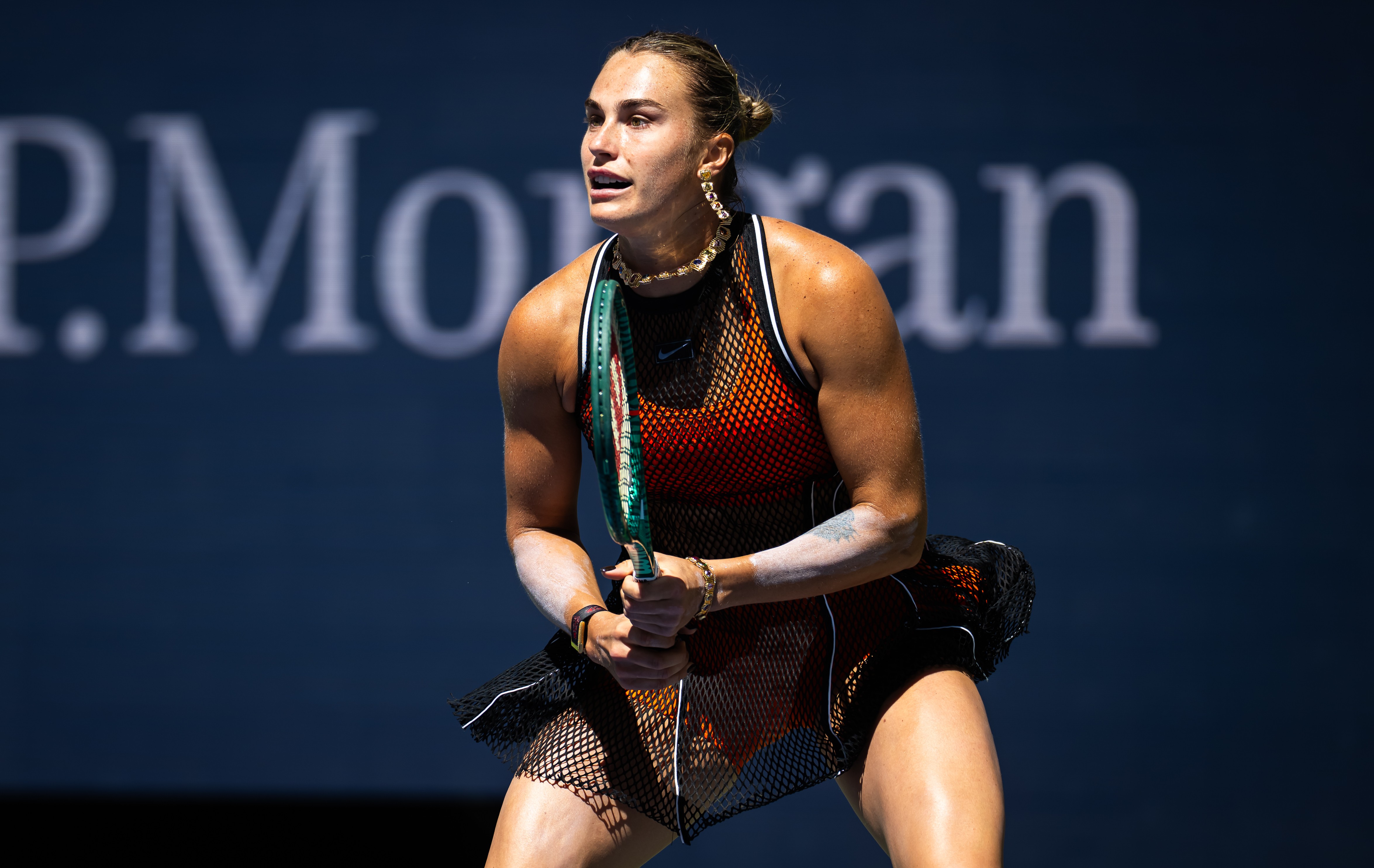 A resposta de Sabalenka às críticas ao seu uniforme transparente no US Open - QTU Questões do Universo