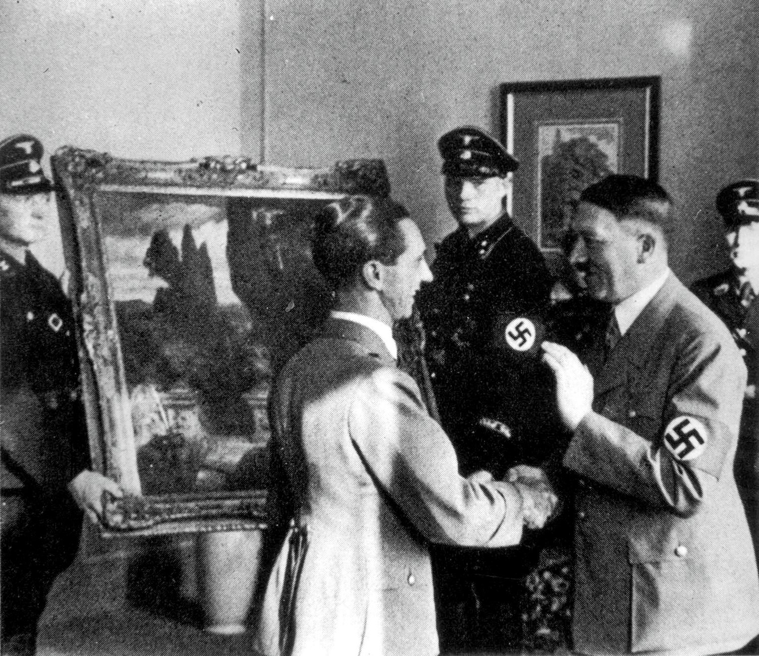 &Eacute; ROUBO - Hitler entre telas saqueadas na It&aacute;lia, em 1940: dinheiro para financiar a m&aacute;quina de guerra