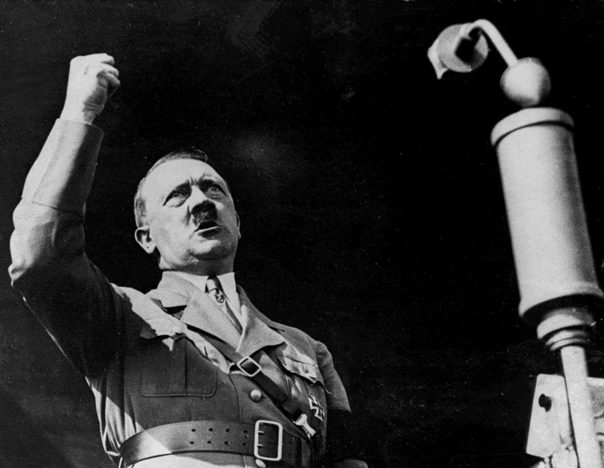 DITADOR -&ensp;O F&uuml;hrer em discurso, no auge: &oacute;dio que gerou opress&atilde;o e genoc&iacute;dio