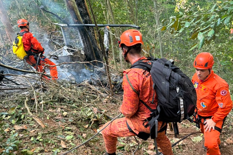 Queda de helicóptero no Rio deixa quatro pessoas mortas