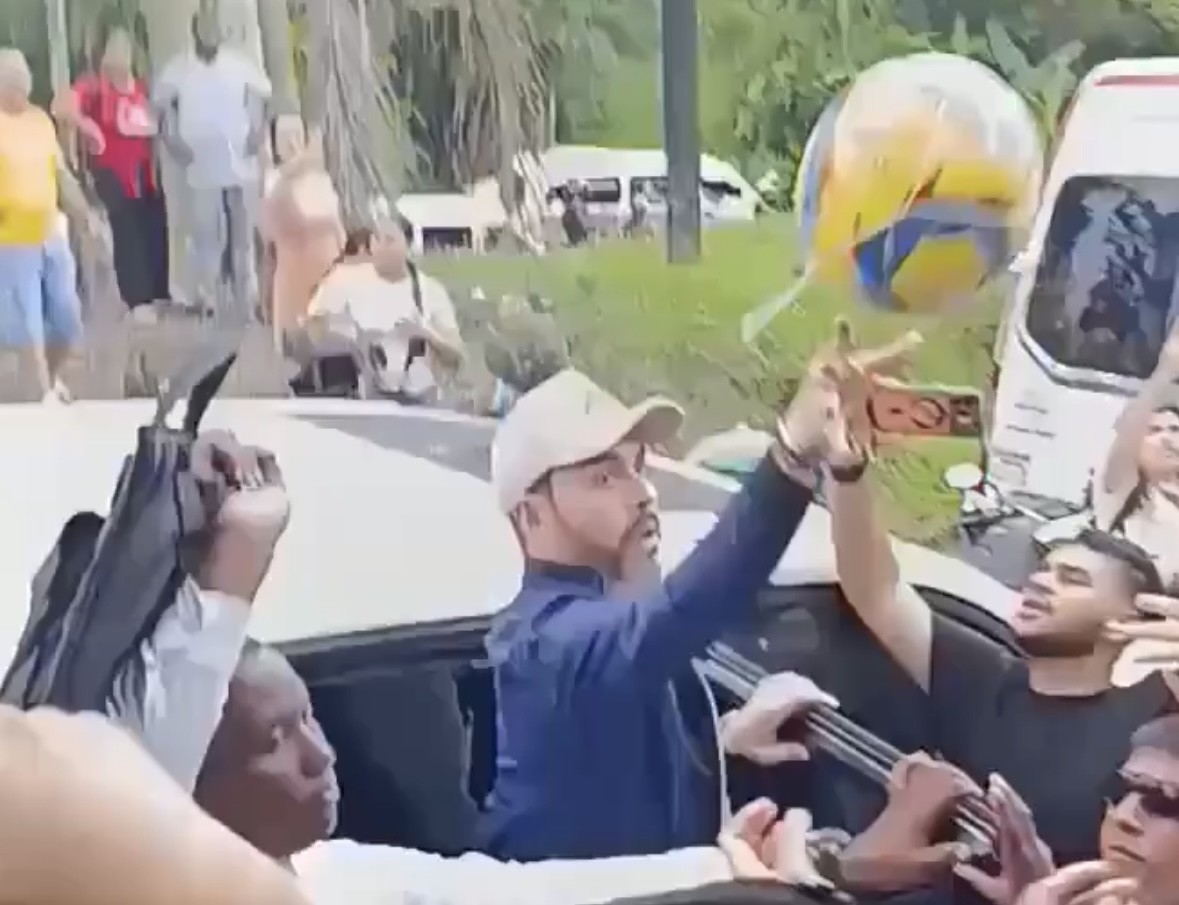 Vídeo: presidente da Colômbia é criticado após dar bolas de futebol a vítimas de terremoto