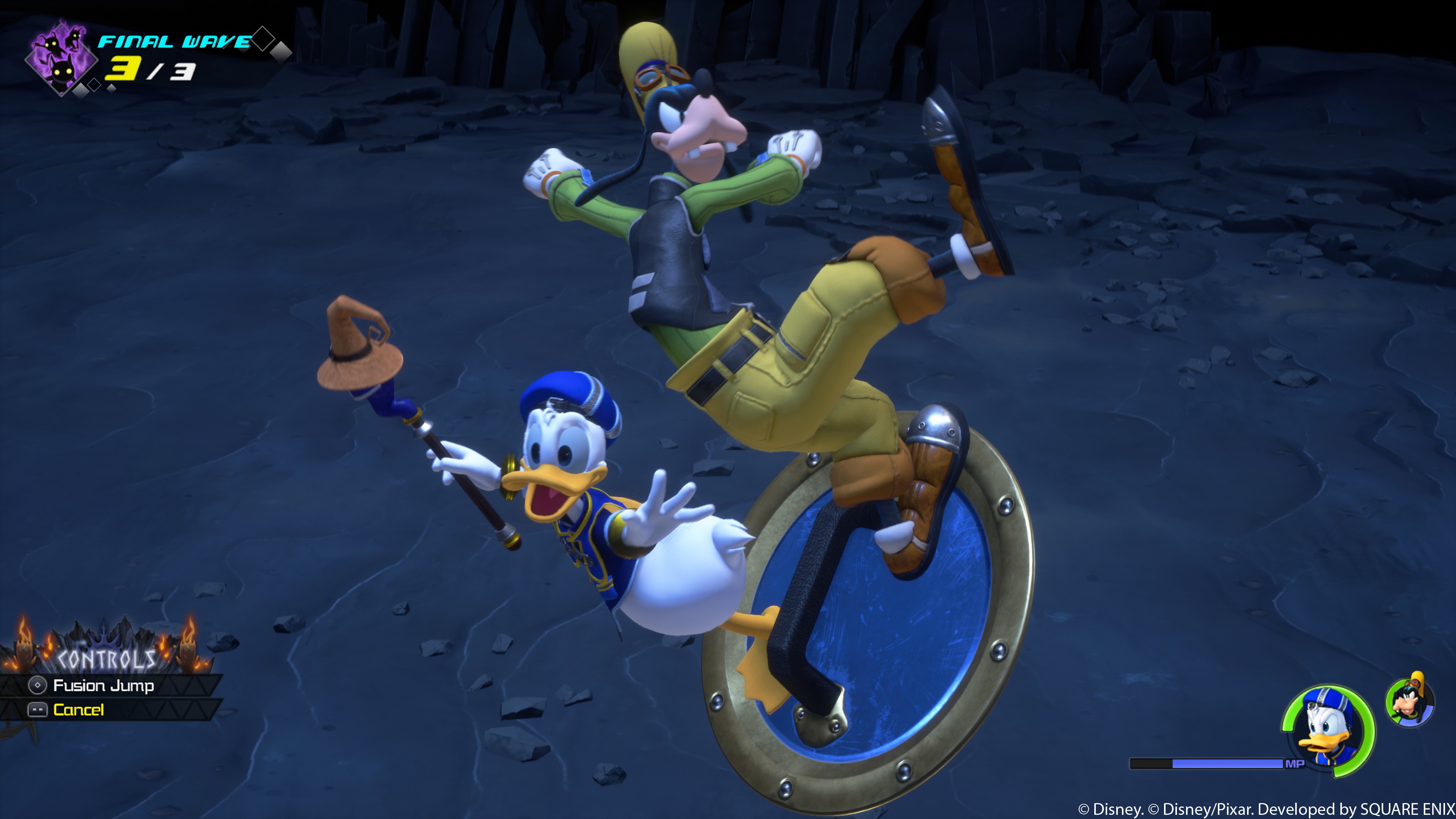 Pateta e Pato Donald em um cen&aacute;rio de videogame escuro. Pateta, de verde e amarelo, est&aacute; em cima de um escudo azul e dourado, com uma perna levantada. Donald, de azul e branco, flutua ao lado, segurando um cajado com um chap&eacute;u marrom na ponta. Ambos parecem estar em movimento, com express&otilde;es animadas. No canto superior esquerdo, FINAL WAVE 3/3 e no inferior esquerdo, CONTROLS. No canto inferior direito, barras de vida e &iacute;cones dos personagens.