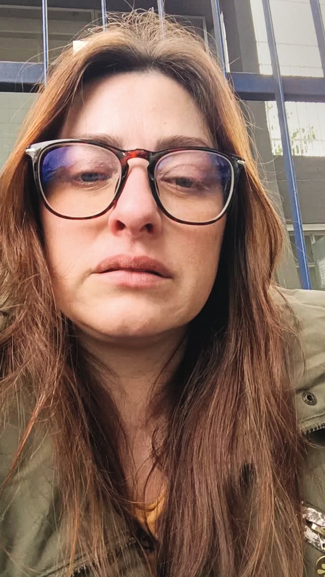 DOR QUE NÃO PASSA - Depois de um aluno depositar uma lâmina de vidro em seu copo, Michele Ramos, 37, docente de biologia em São José dos Campos, teve um colapso. “Não quero voltar a trabalhar hoje”, disse em vídeo.