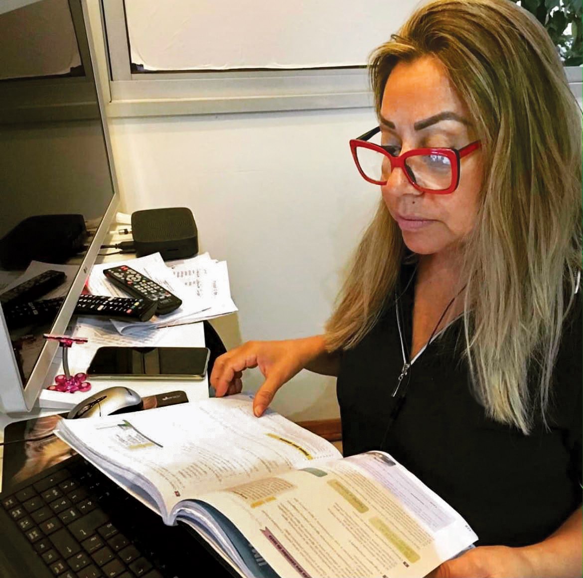 “É UM ESTRESSE” - A professora de português Jane Queiroz, 56, lida diariamente com a indisciplina em uma escola particular do Rio. Admite às vezes até suar frio antes de encarar a turma. “Não é fácil. Meus colegas também passam por isso”, conta ela, que não desistiu de tentar impor respeito e dar uma boa aula.