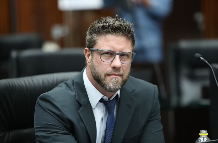 O aceno de Requião Filho ao centro na reta final da disputa paranaense