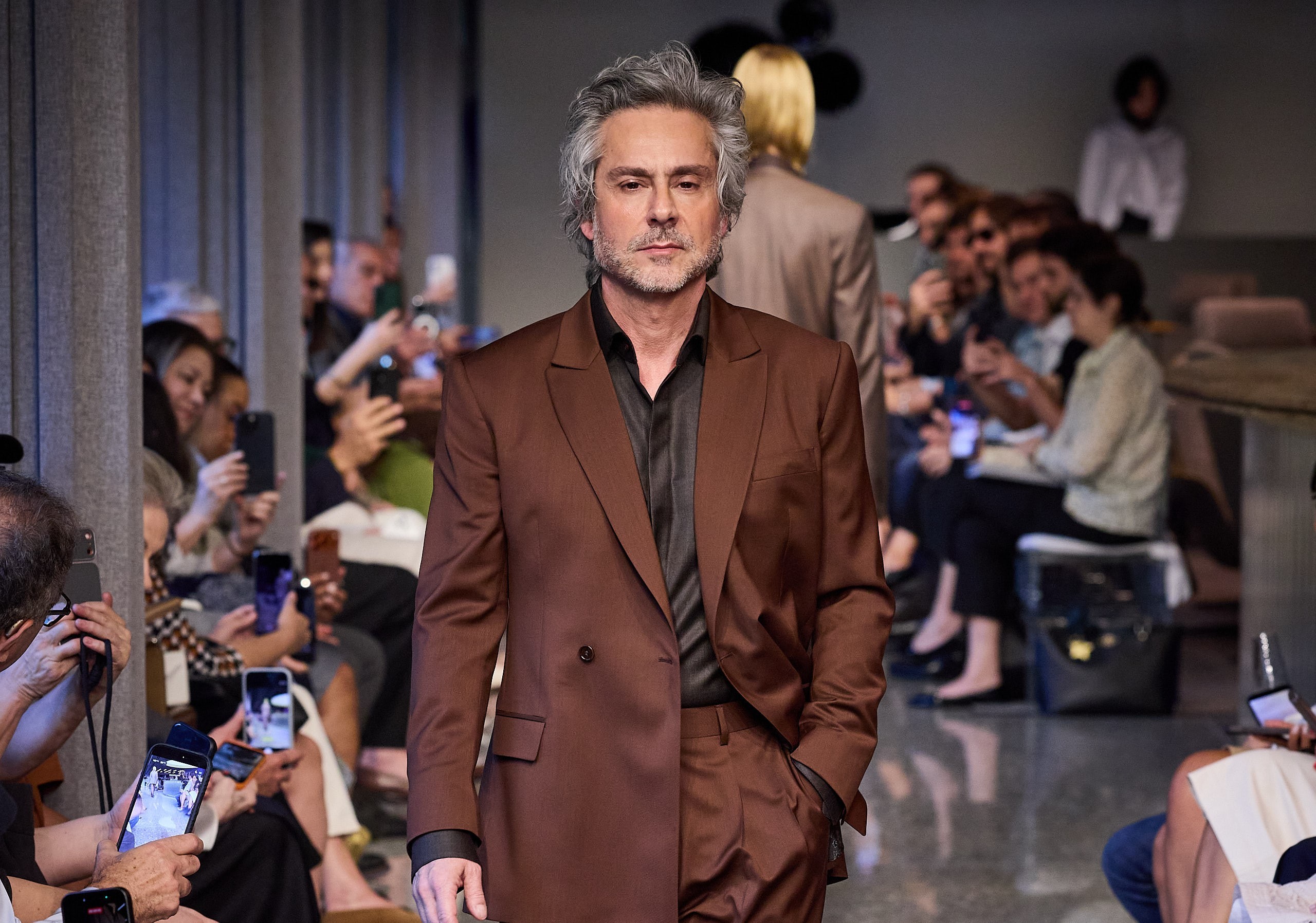 Nova alfaiataria e Alexandre Nero: o desfile de Ricardo Almeida - QTU Questões do Universo