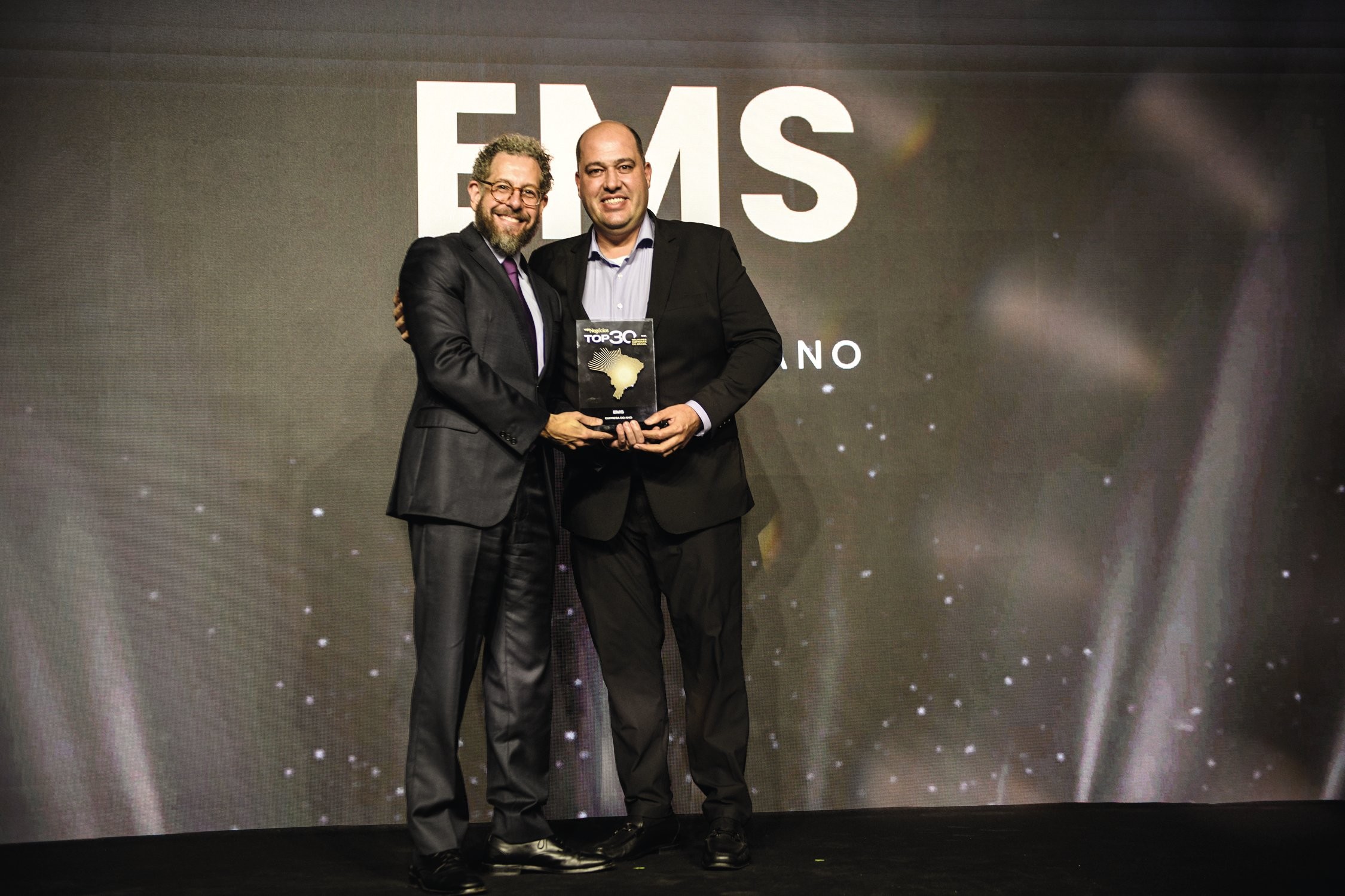 PRÊMIO - Fábio Carvalho e Sanchez, da EMS: campeão