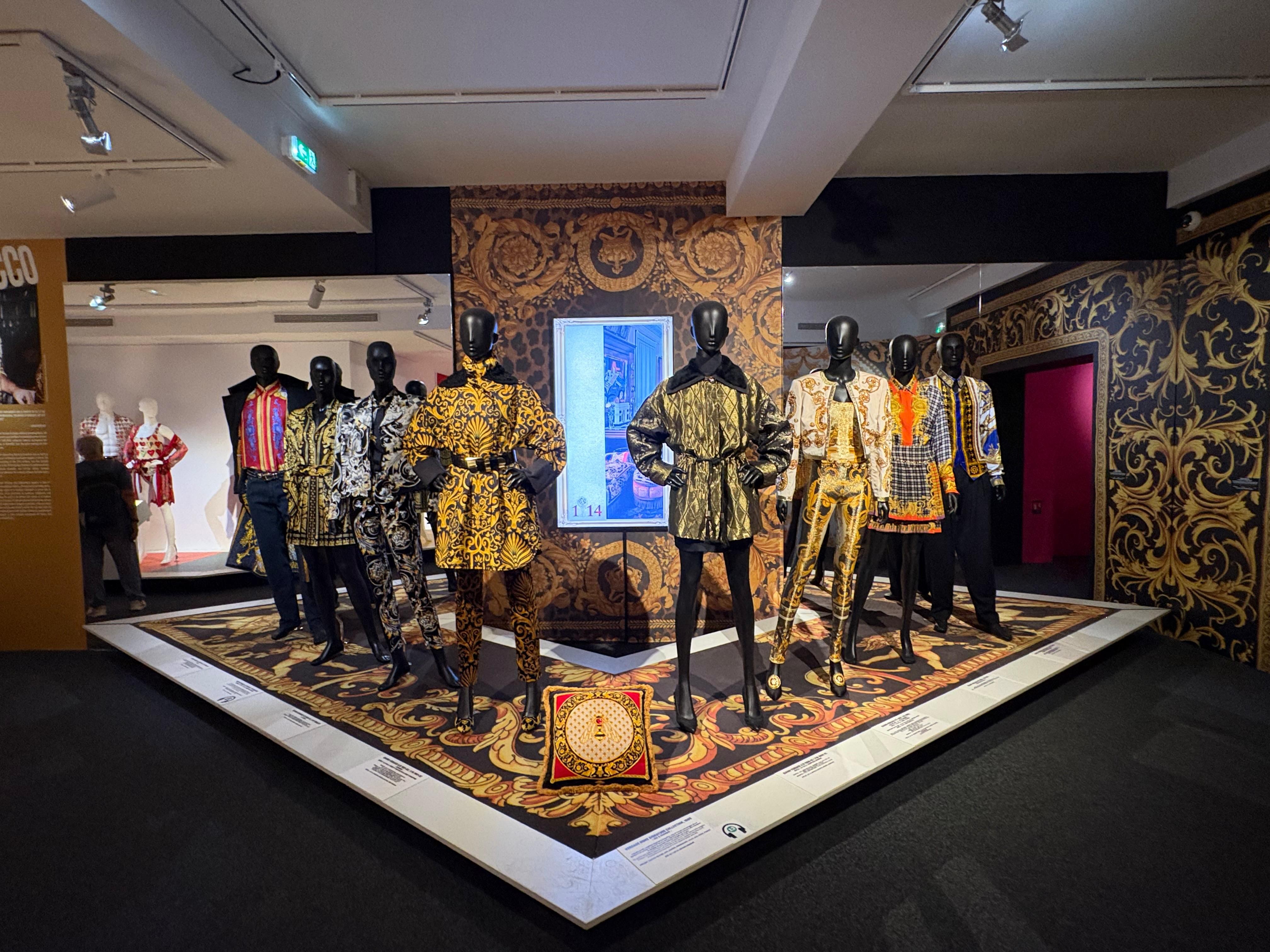 Celebração da moda: a trajetória do estilista Gianni Versace é contata por meio de 450 roupas e objetos