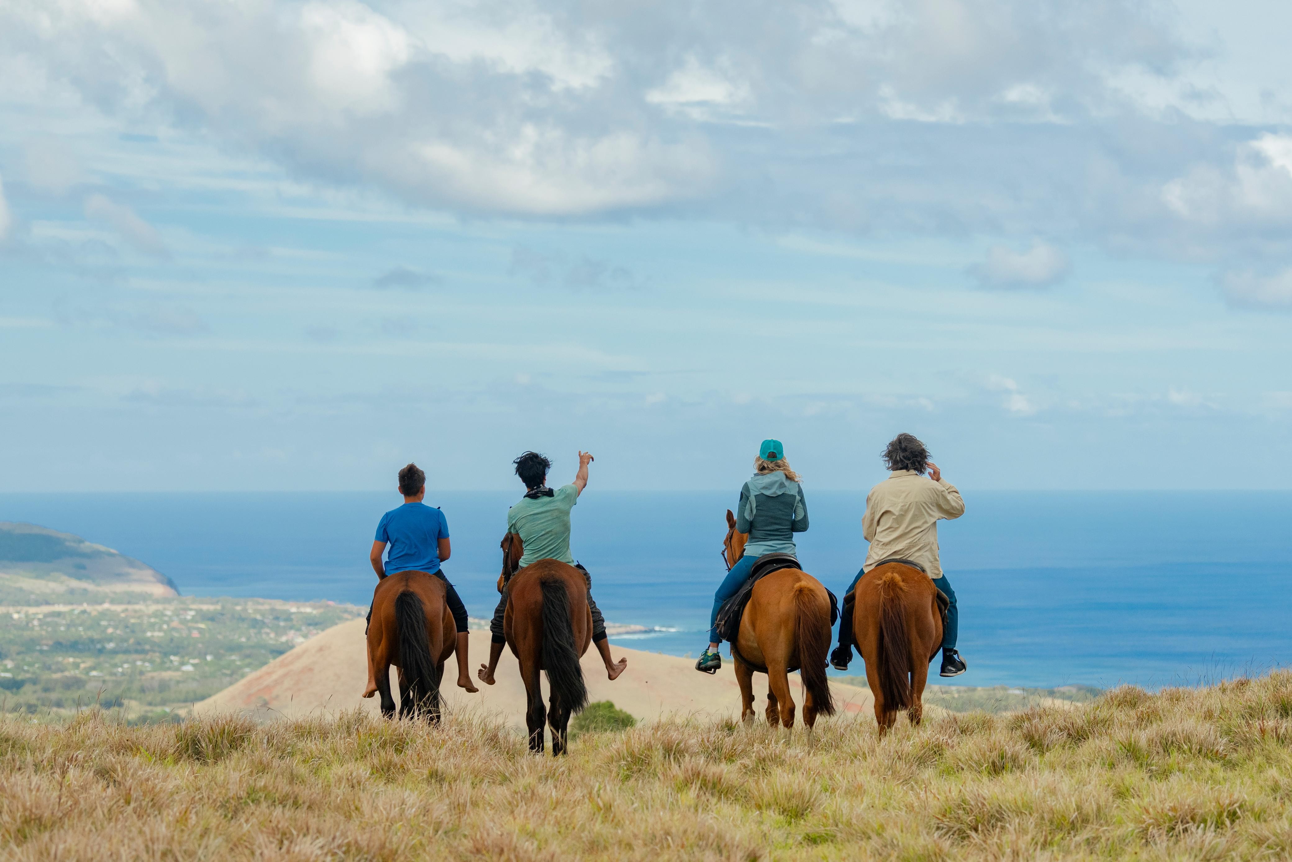 Nayara Hangaroa, na Ilha de Páscoa: passeios a cavalo com a paisagem marcada por vulcões, praias isoladas e a vastidão azul do Oceano Pacífico