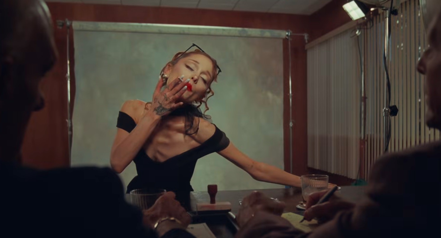 Sob especulações por magreza, Ariana Grande vai dar um tempo do público