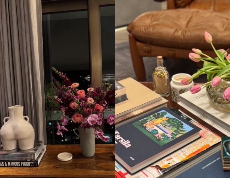 Duas cenas de decoração de interiores. À esquerda, um vaso branco em formato de corpo feminino e um arranjo floral colorido sobre livros, com uma janela noturna ao fundo. À direita, uma mesa de centro com livros, um vaso de tulipas cor-de-rosa e objetos decorativos, com um sofá de couro marrom desfocado atrás