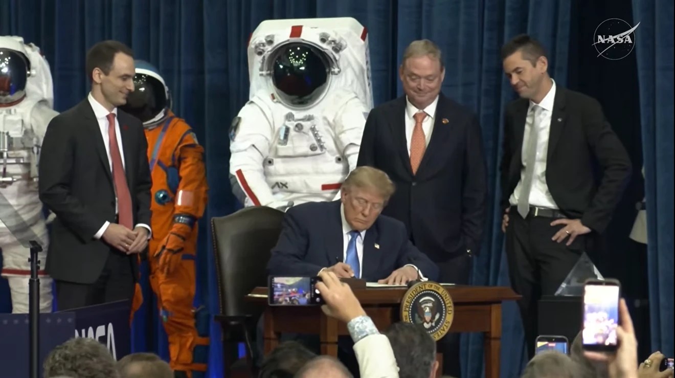 Trump assina decreto com a Nasa e cria primeira ‘Academia Espacial’ dos EUA - QTU Questões do Universo