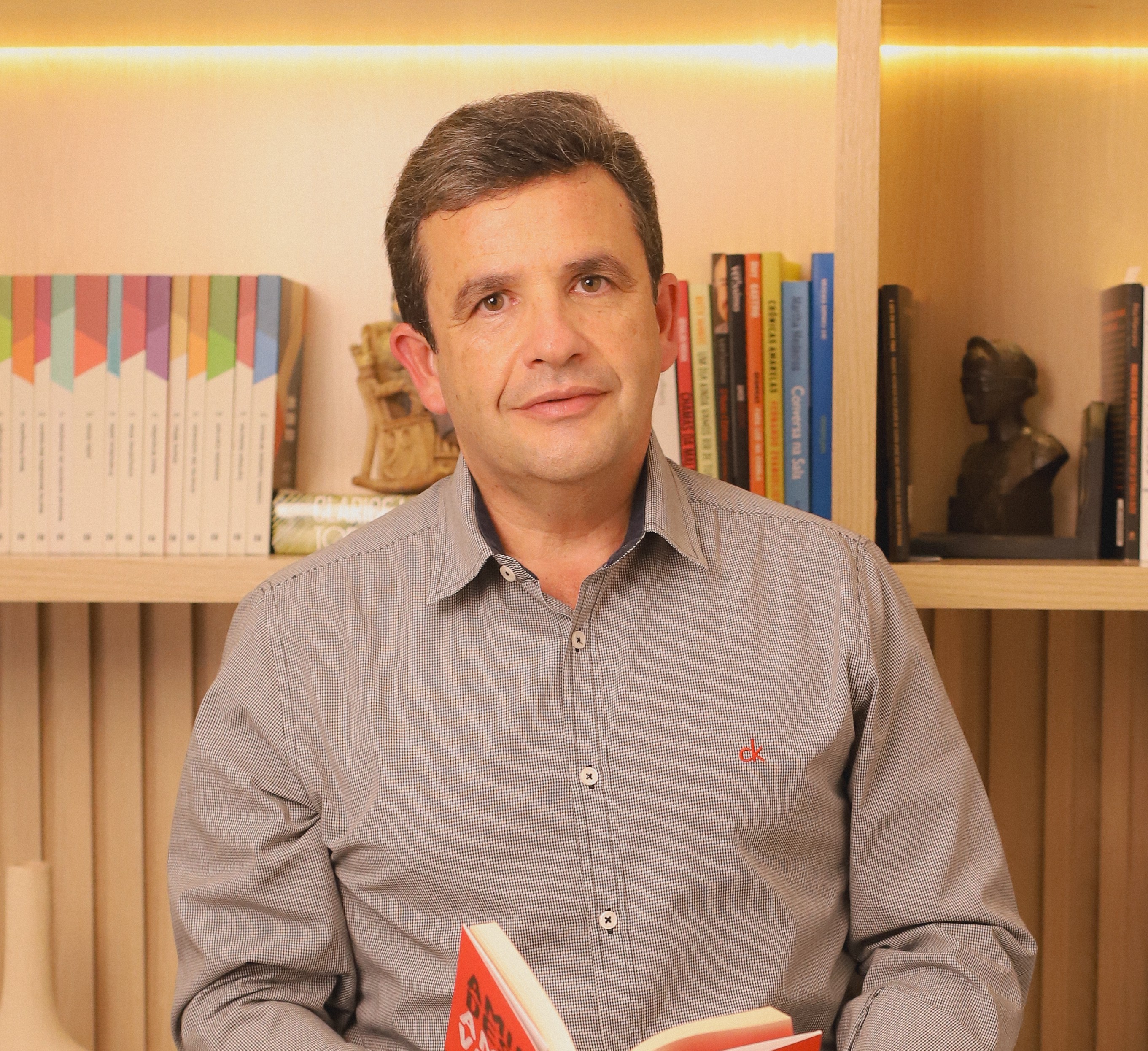 Livro propõe ‘desaceleração consciente’ diante do ritmo acelerado da vida moderna