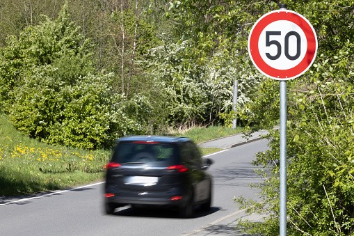 Carro em alta velocidade.