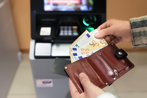 Dinheiro no colchão? Reservas em espécie saltam R$ 36 bi na Europa por medo de guerras - QTU Questões do Universo