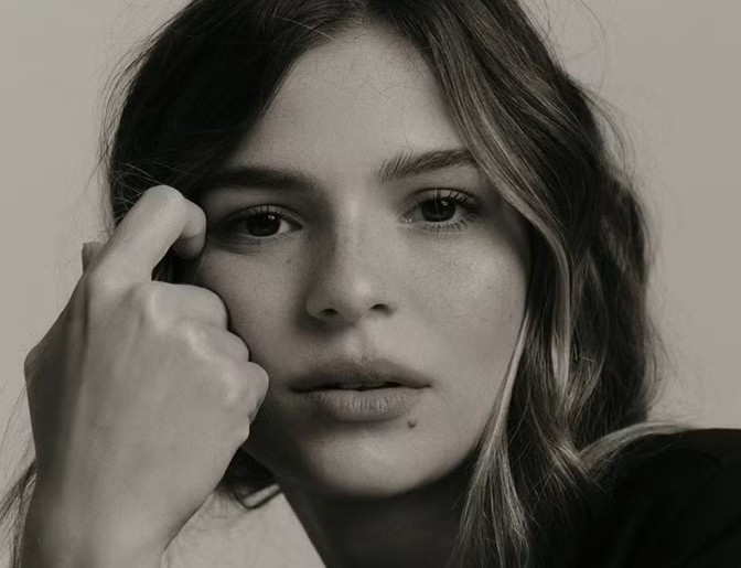 A irmã de Bruna Marquezine que quer se mostrar artista plural