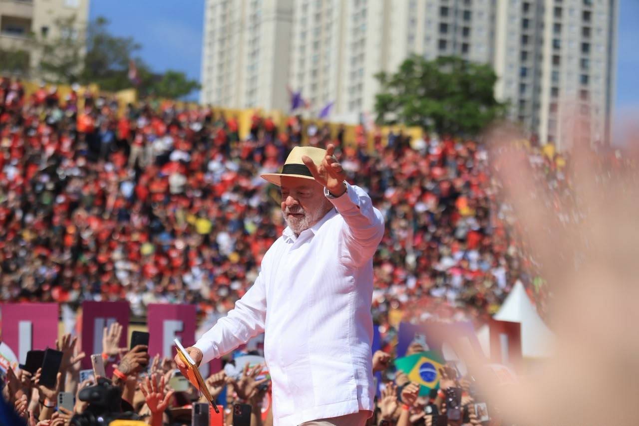 Lula dá pontapé inicial na campanha usando as cores do Brasil e falando em soberania nacional