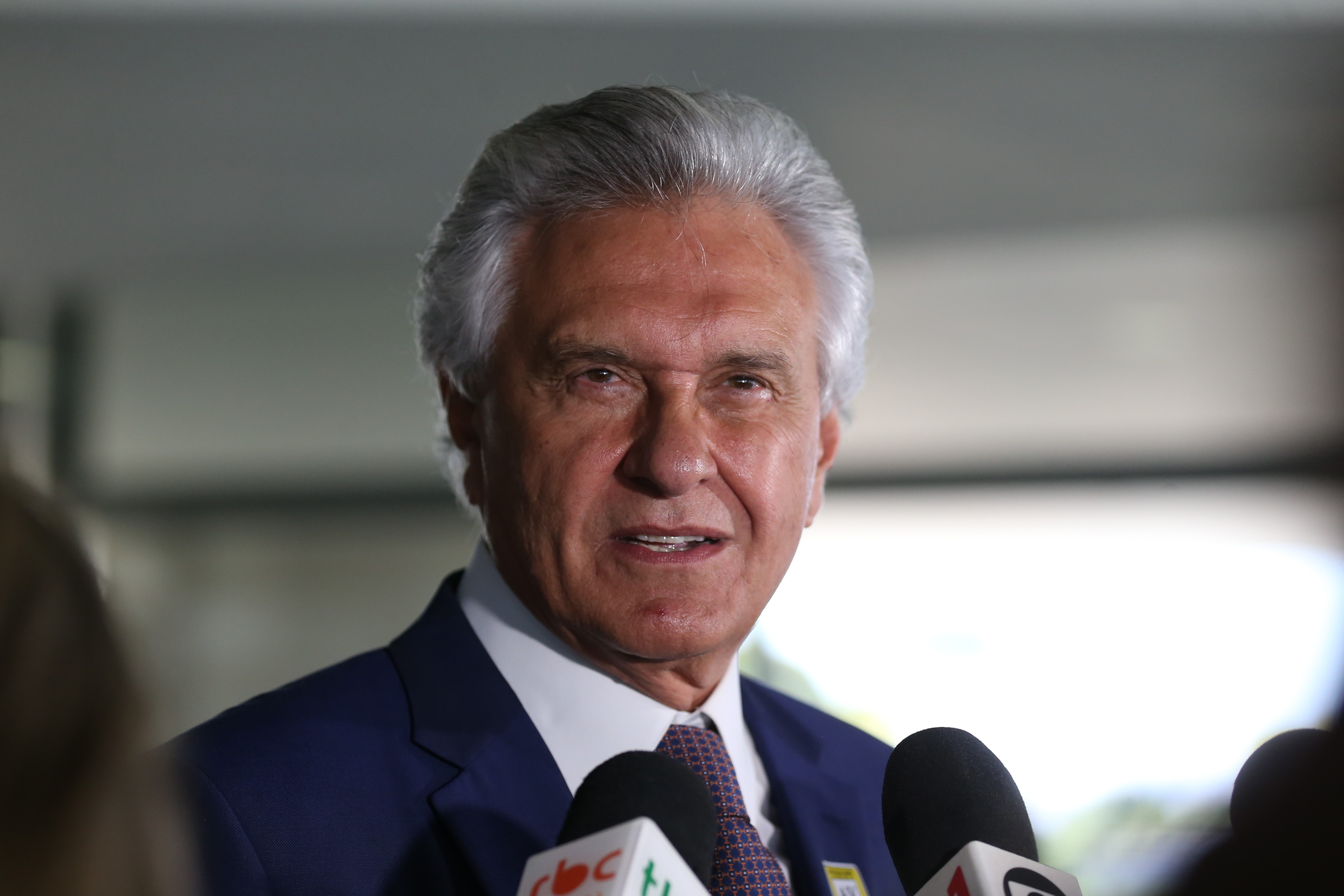 Caiado chama de ‘fujões’ adversários que devem faltar a debates - QTU Questões do Universo