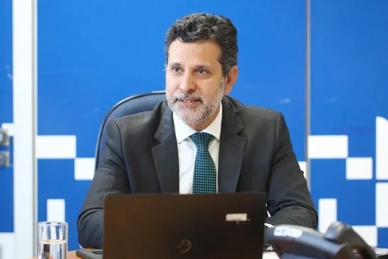 Ministro da Educação explica a aposta para tempo integral nas escolas