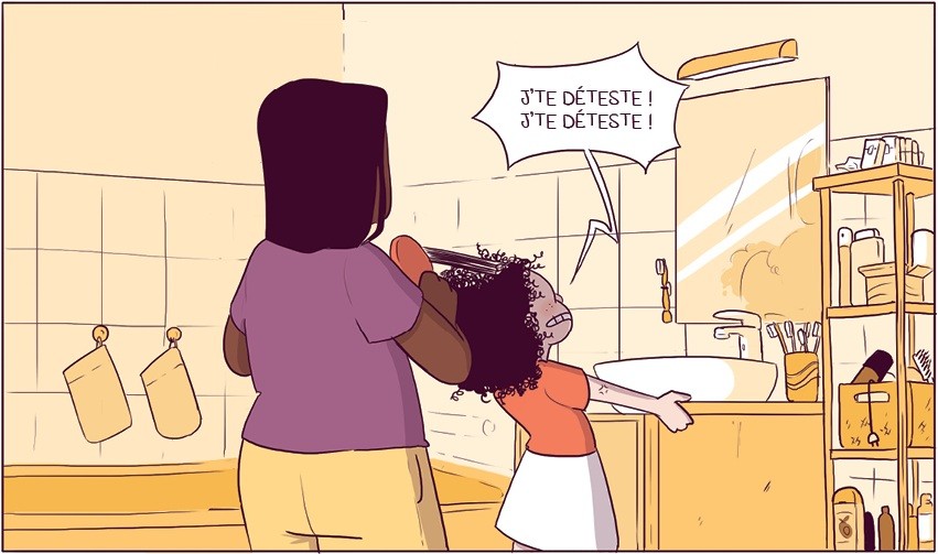 Uma mulher de pele escura, com blusa roxa e calça amarela, penteia o cabelo crespo de uma menina de blusa laranja e saia branca, que parece irritada. A menina grita JTE DÉTESTE! JTE DÉTESTE! (Eu te odeio! Eu te odeio!) em um balão de fala. Elas estão em um banheiro com pia, espelho e prateleiras cheias de produtos