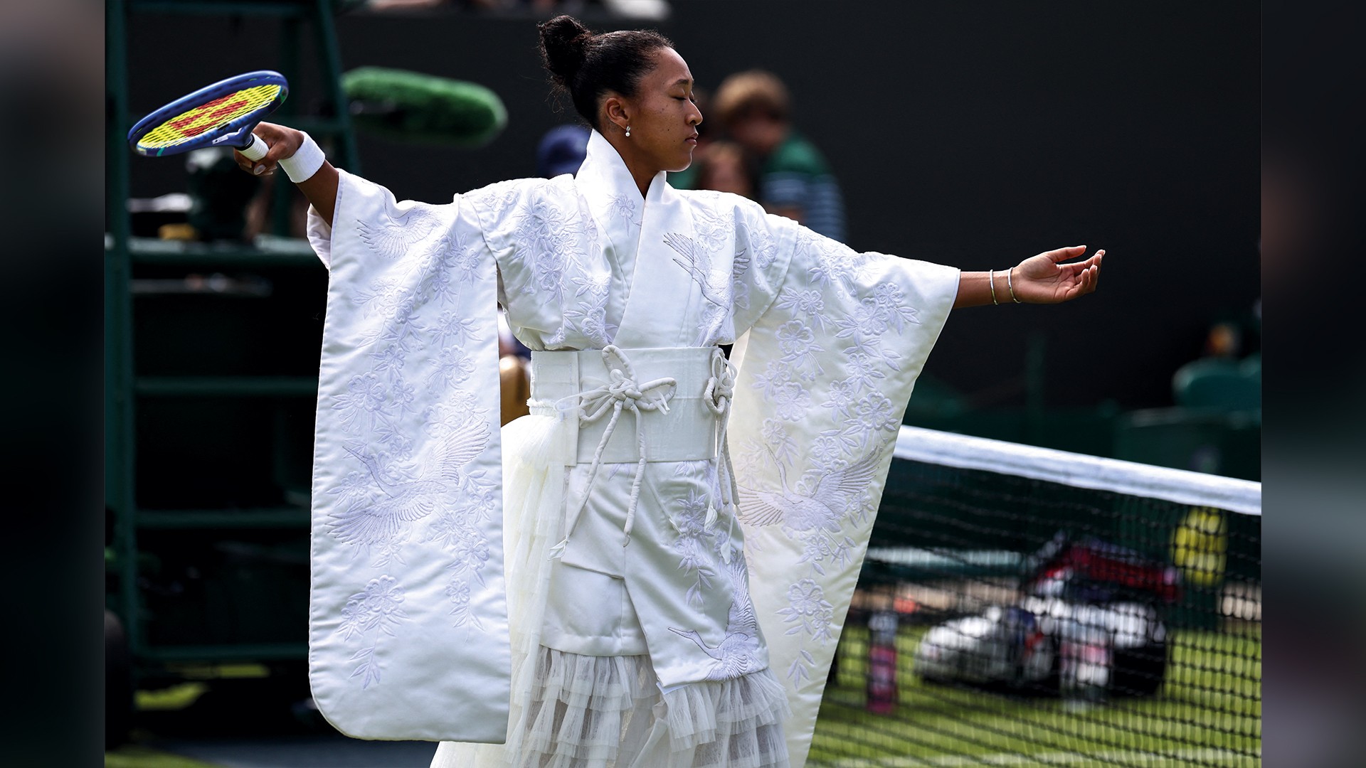 TEATRAL - Naomi Osaka entra no jogo com look oriental: o esporte como um espetáculo