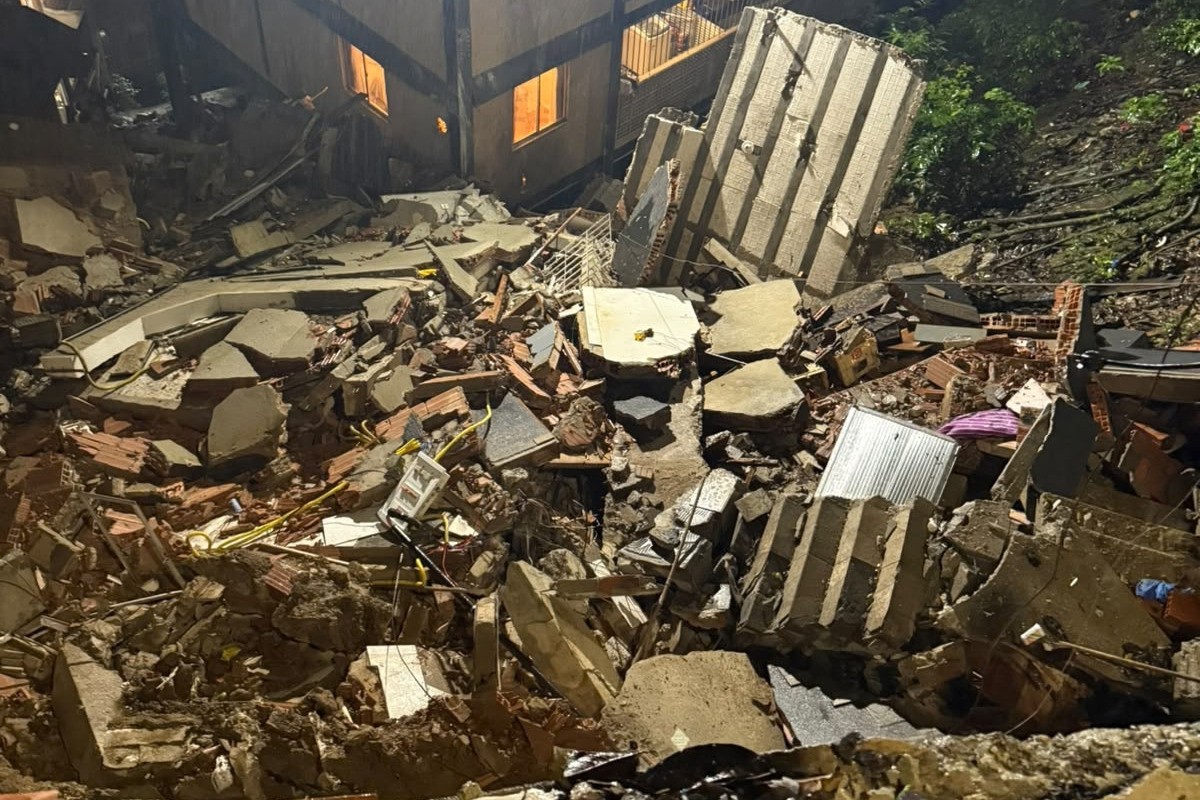 O que se sabe sobre prédio que desabou em comunidade na Zona Sul do Rio; veja vídeo