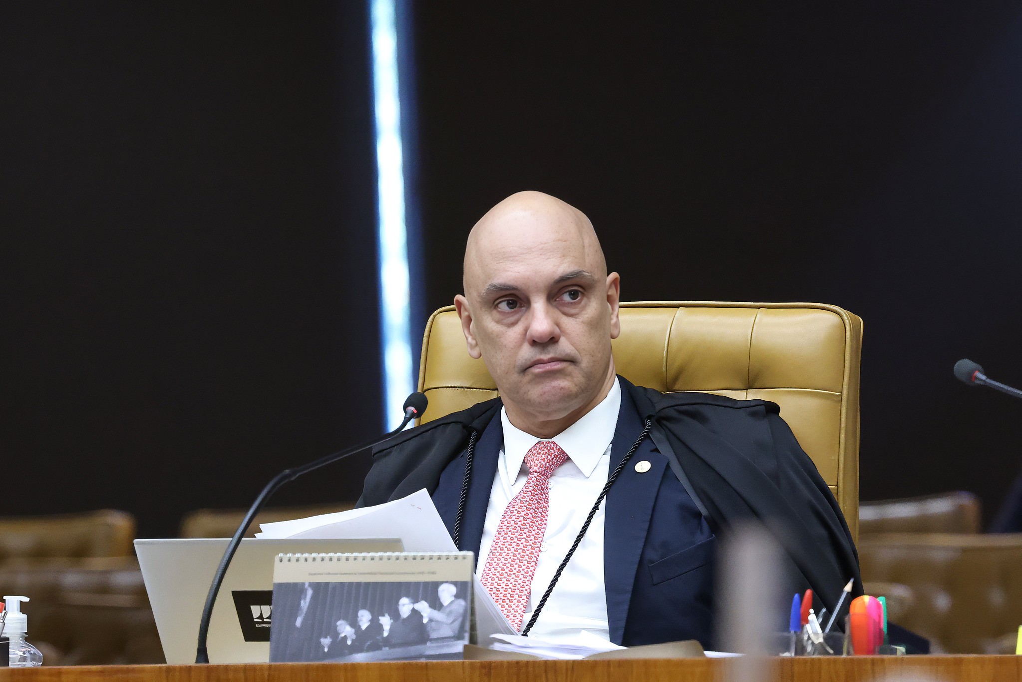Contrato foi assinado um mês depois de primeiro encontro entre Moraes e Vorcaro