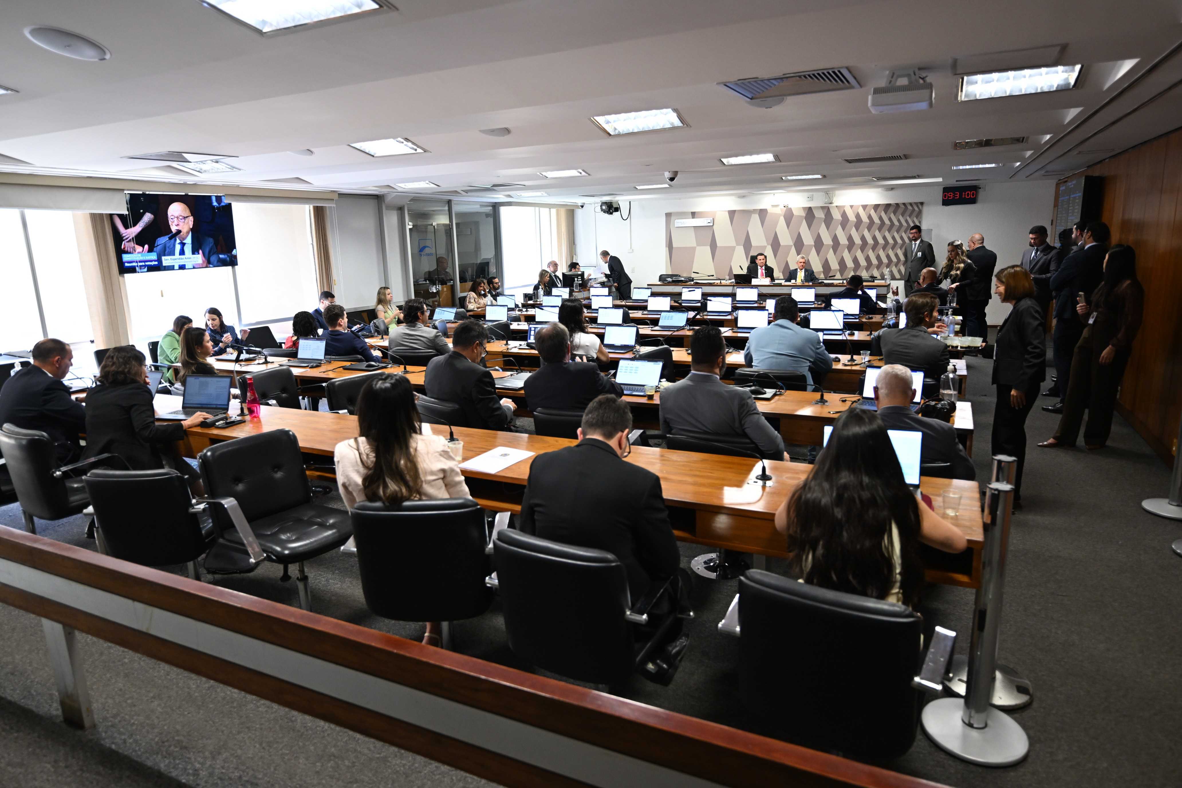 Ao vivo: CCJ do Senado vota o fim da escala 6×1 - QTU Questões do Universo