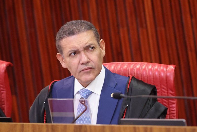 Nunes Marques manda Eduardo Bolsonaro apagar publicações que questionam as urnas