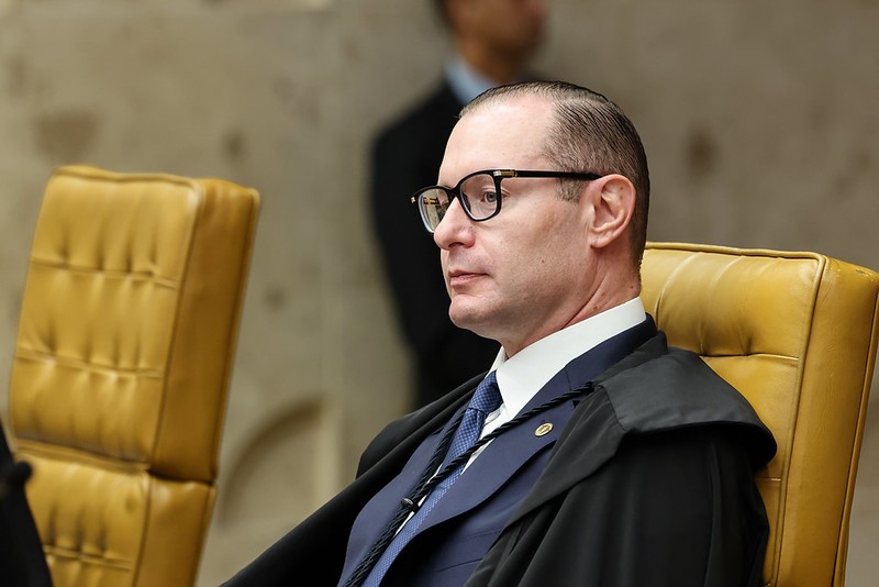 Decisão de Zanin sobre prorrogação de votação é criticada por colunista