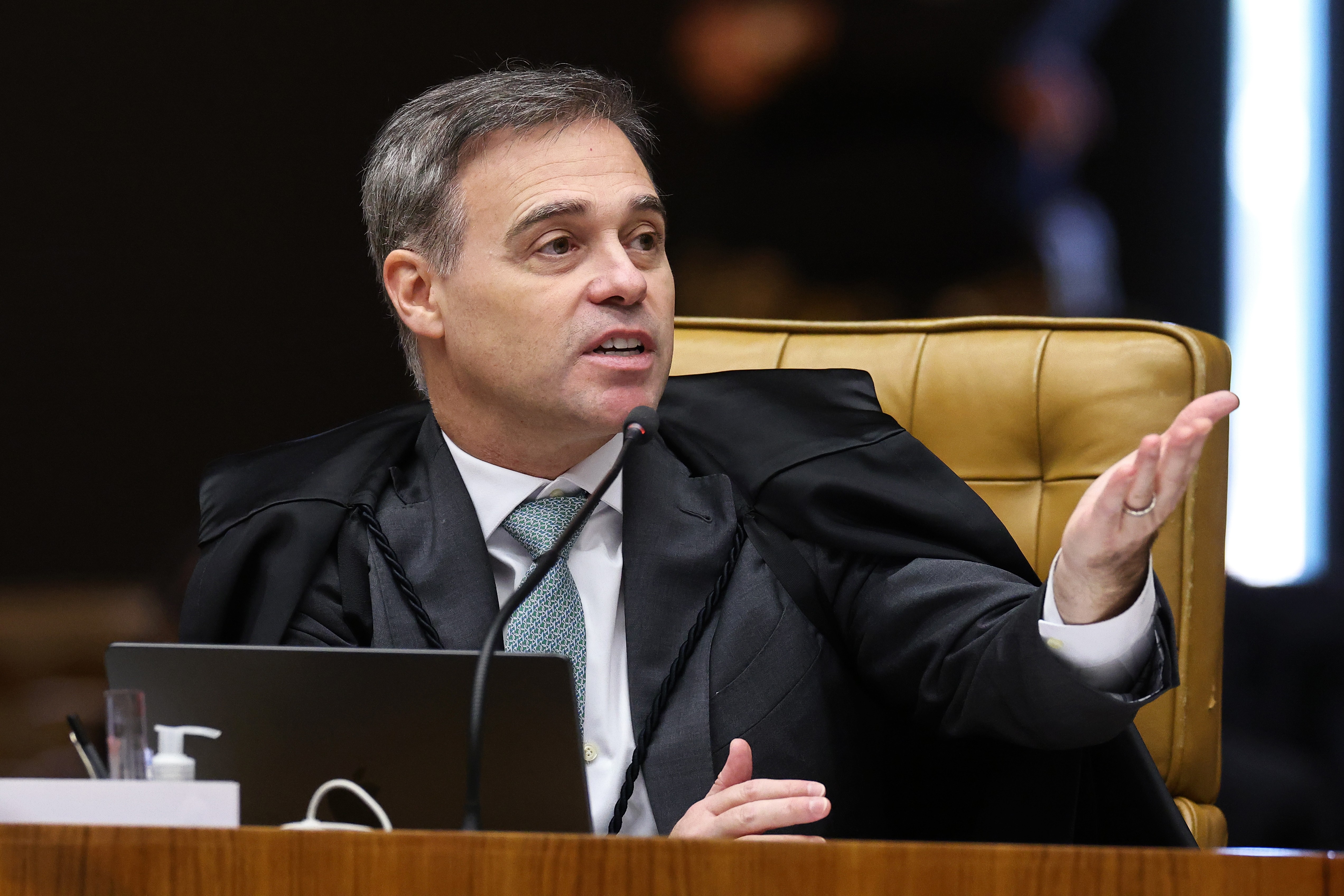 Tremor de mãos e envelope secreto: as reações de André Mendonça no julgamento no STF