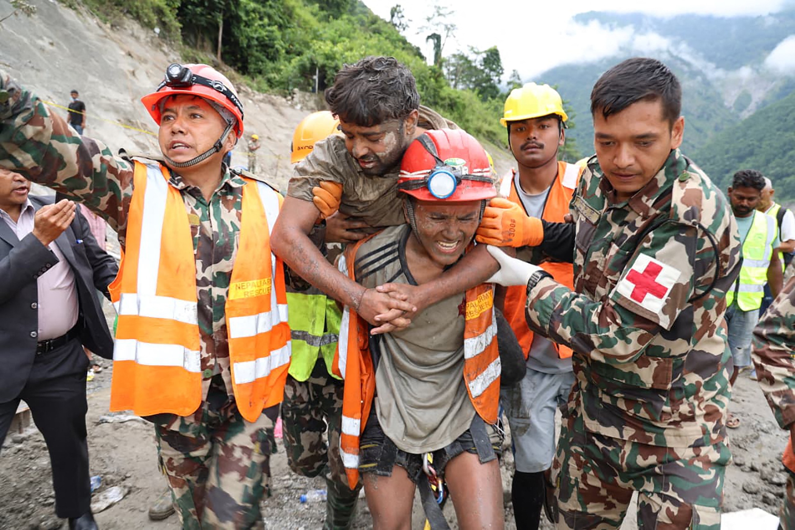Vídeo: dois homens são resgatados em túnel nove dias após inundações no Nepal