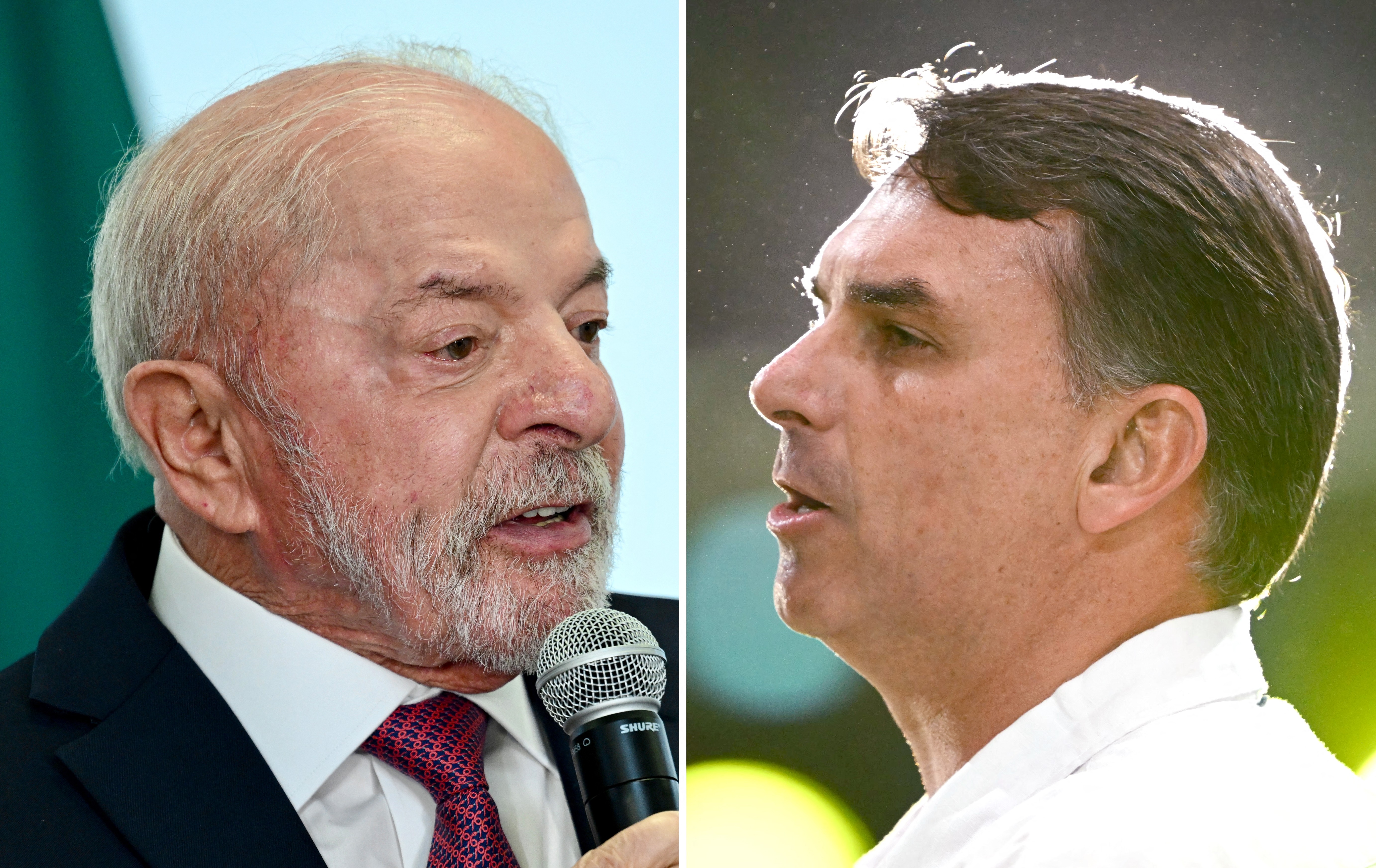 Lula, de terno escuro e gravata vermelha, fala ao microfone à esquerda. À direita, Bolsonaro, de camisa branca, olha para cima com luz forte no cabelo