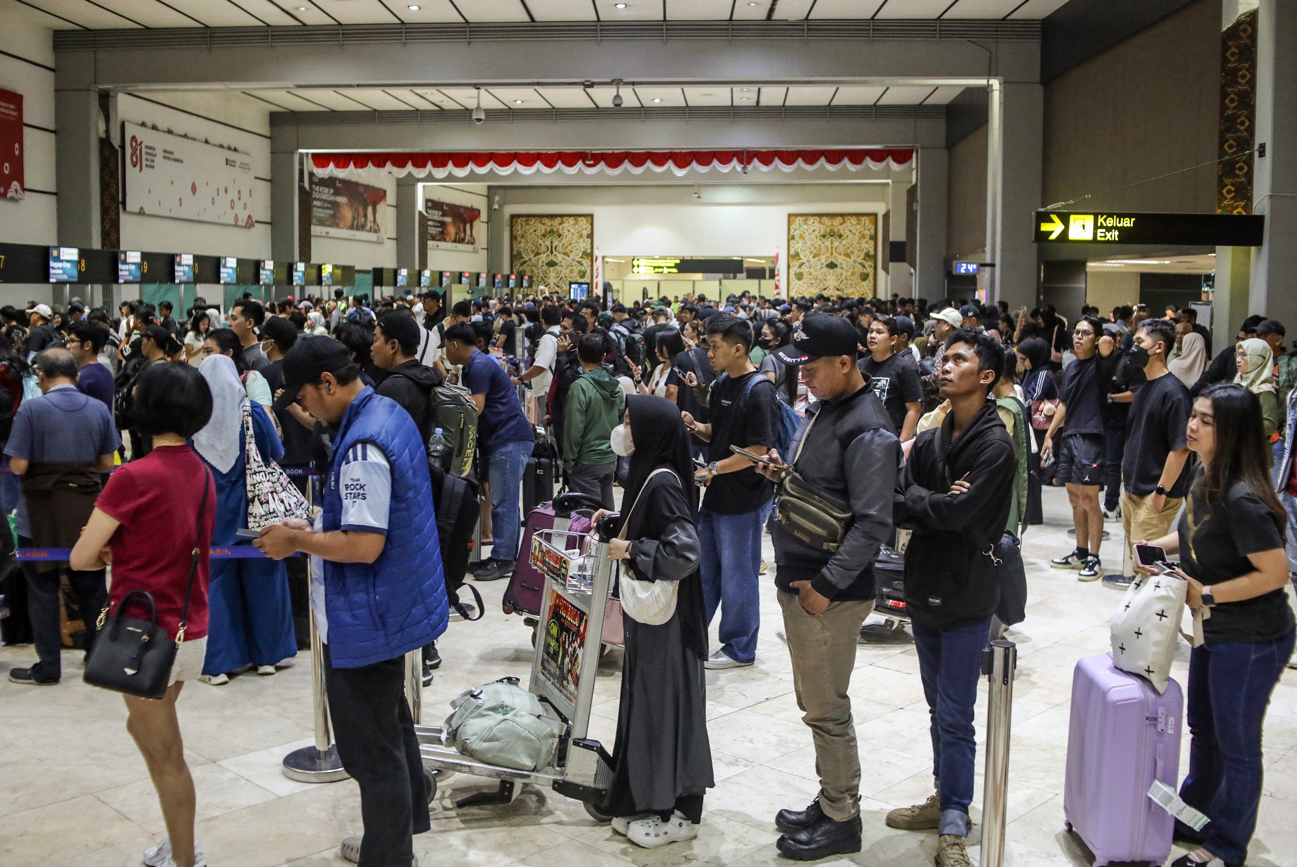 Indonésia fecha oito aeroportos após erupção vulcânica e 150 mil passageiros são afetados; veja imagens
