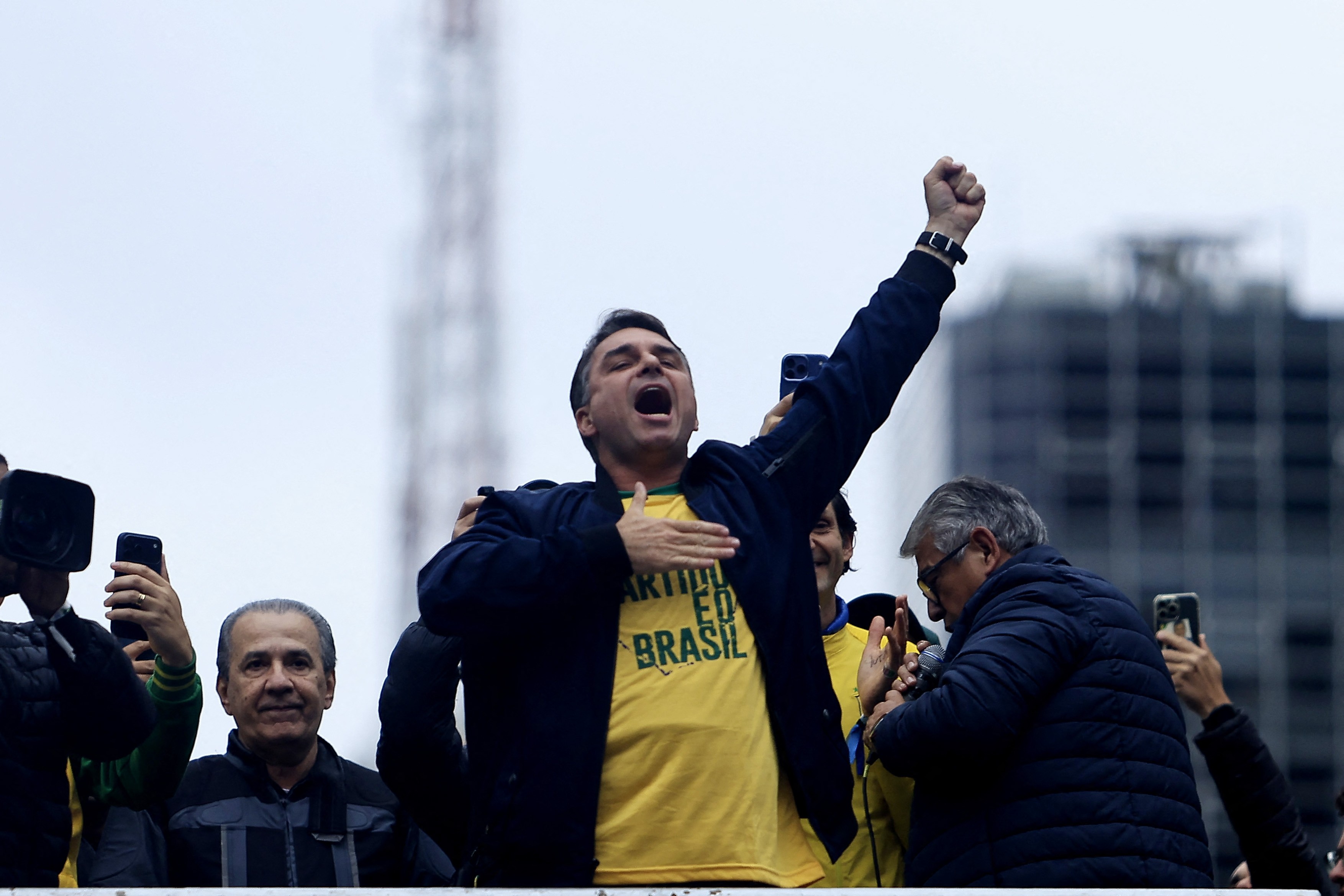 Crescimento de Flávio fará campanha adotar tom menos acusatório e focar em endividamento e segurança