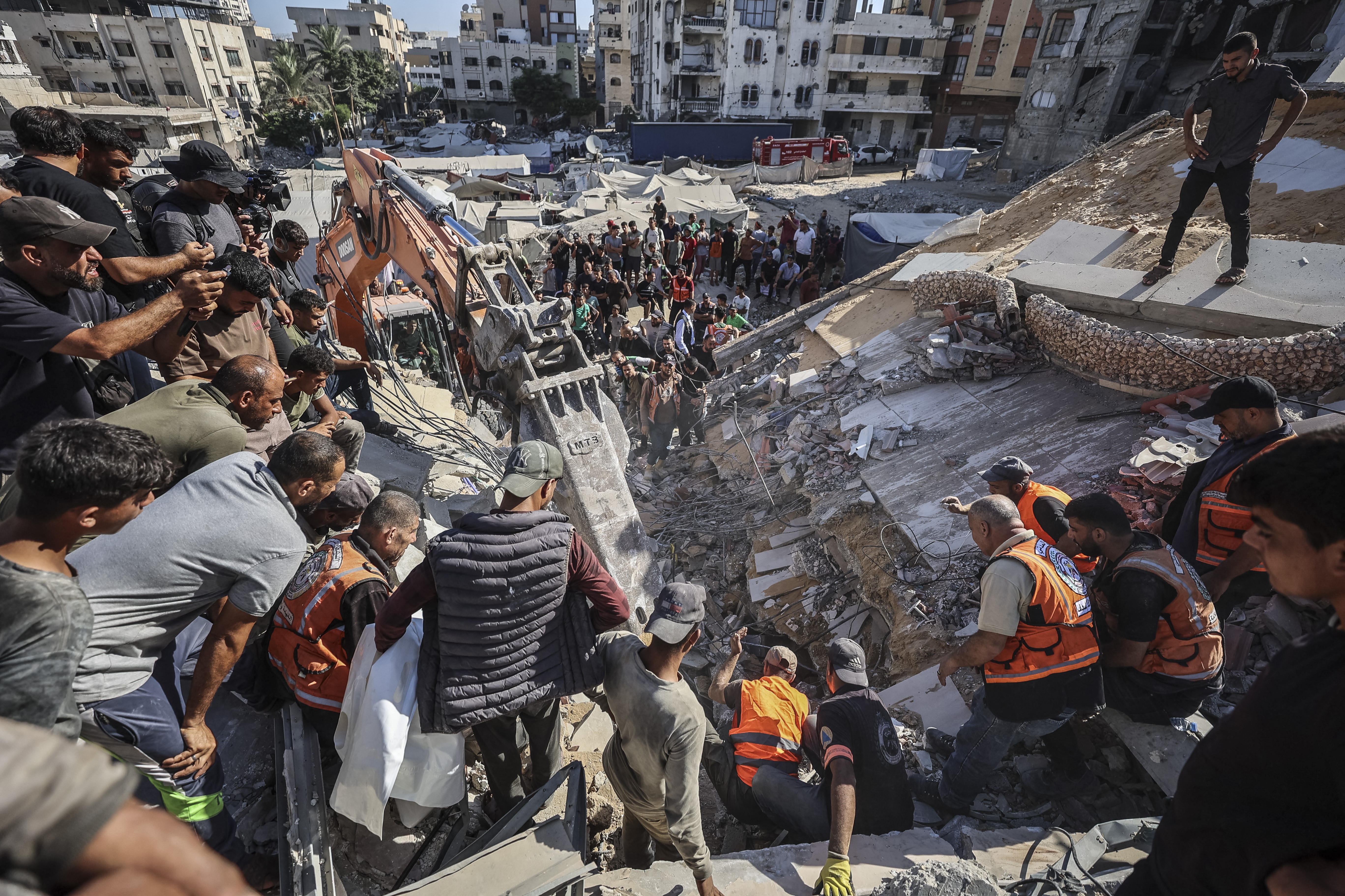 Prédio danificado por ataque israelense desaba em Gaza e deixa 20 mortos, incluindo crianças
