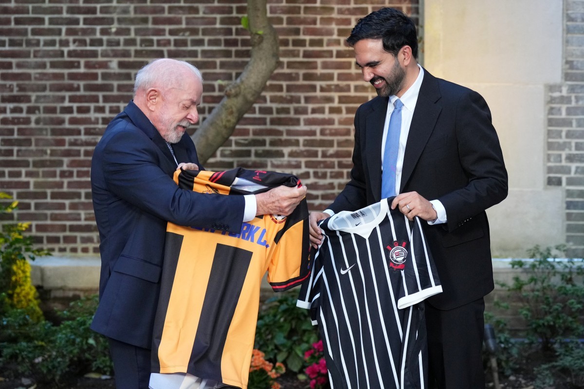 Lula presenteia prefeito de Nova York com camisa do Corinthians