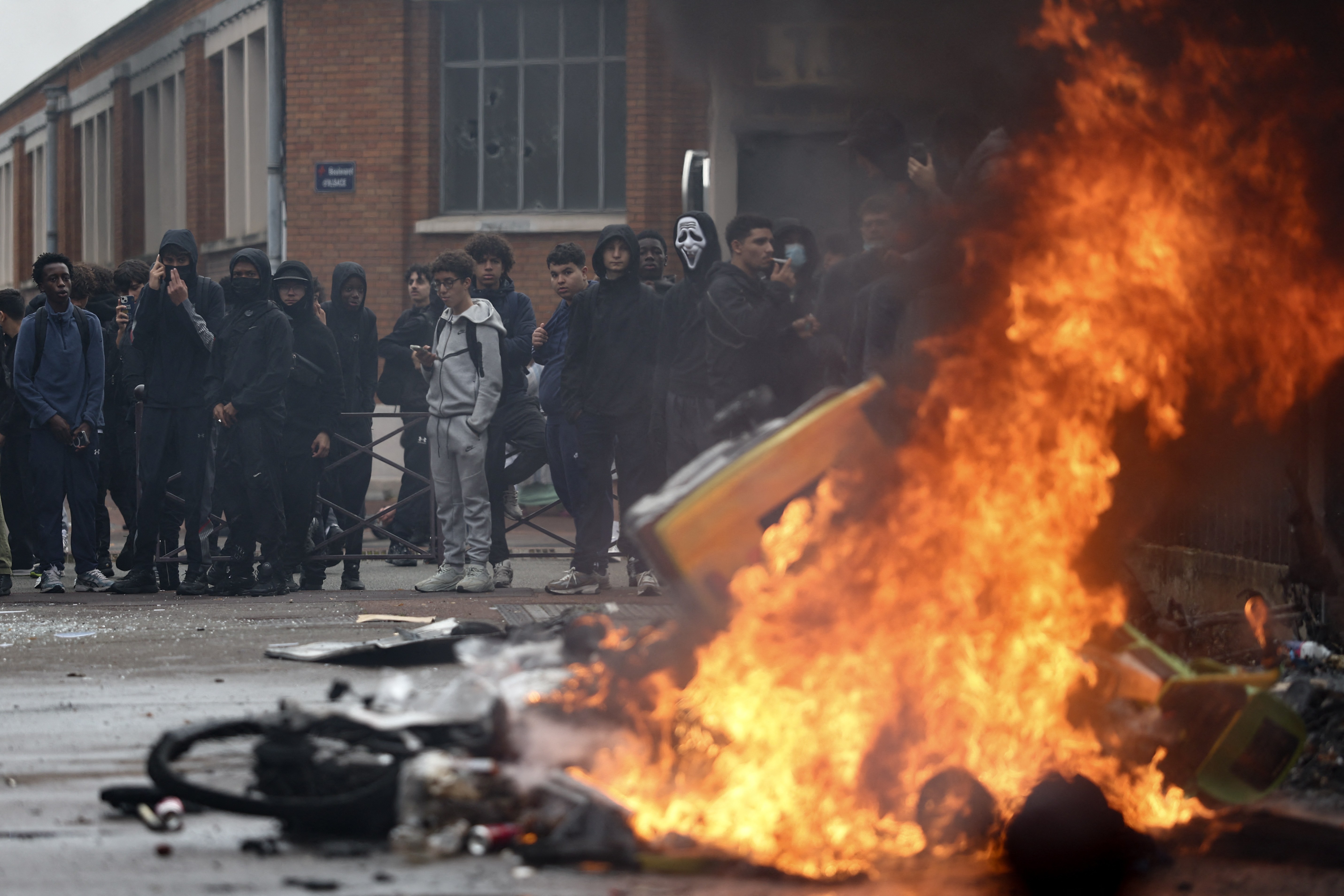 Greve geral e protestos levam 200.000 às ruas na França contra cortes de gastos públicos