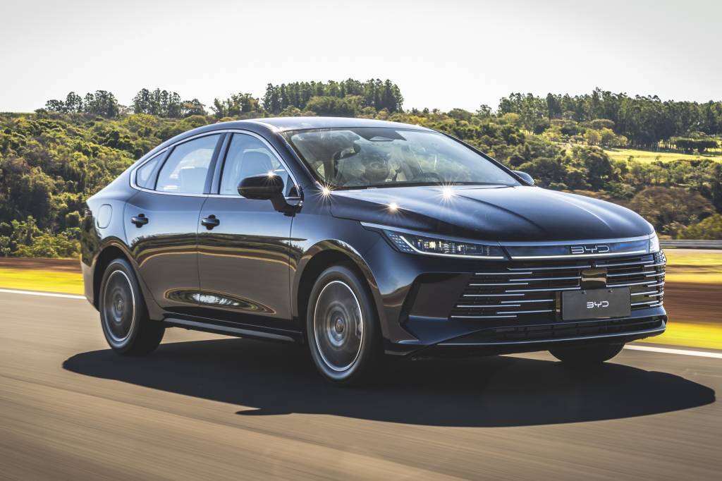 BYD King supera Corolla e lidera os sedãs médios no Brasil em agosto