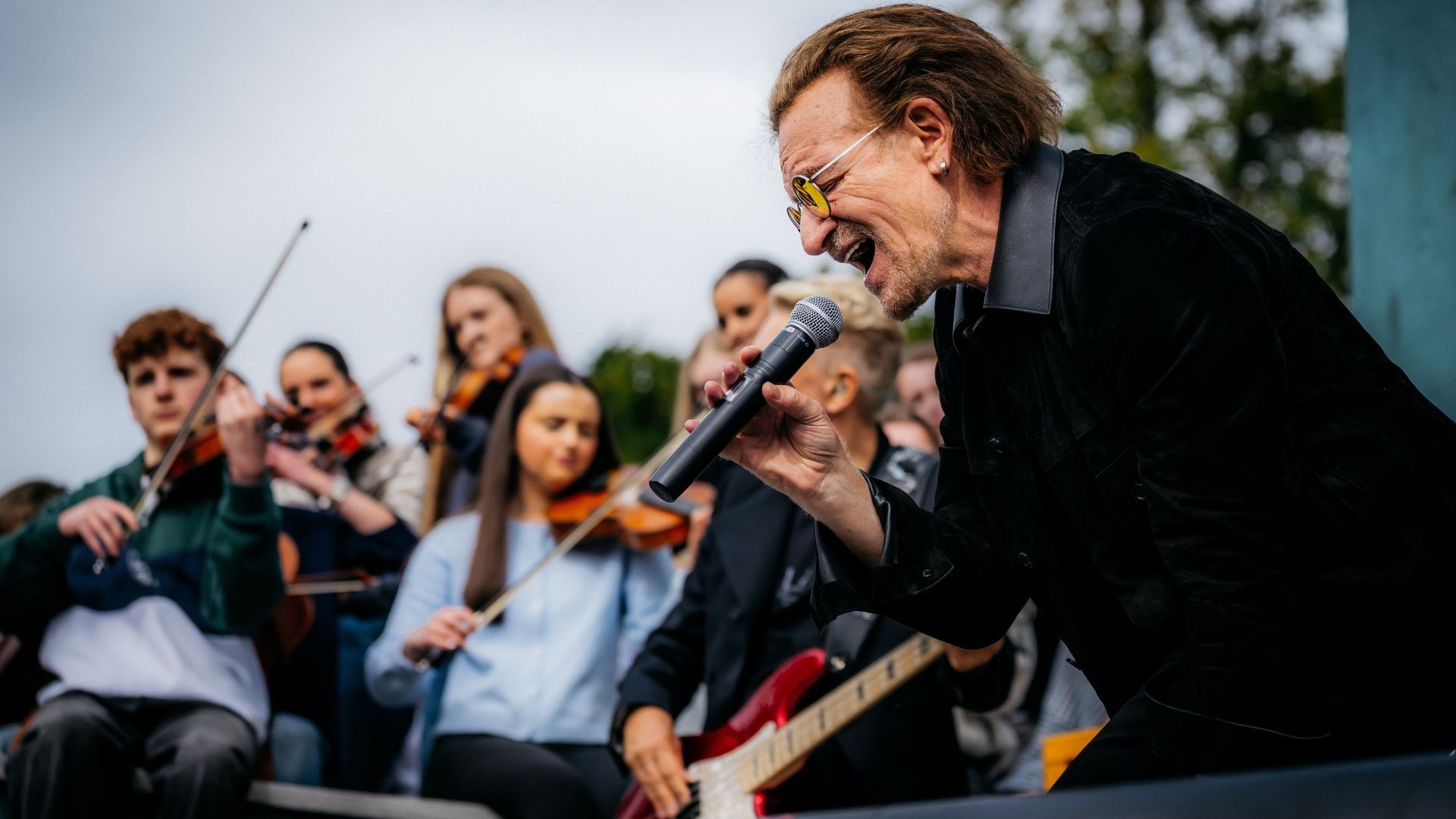 U2 troca estádios por escola para celebrar cinquenta anos