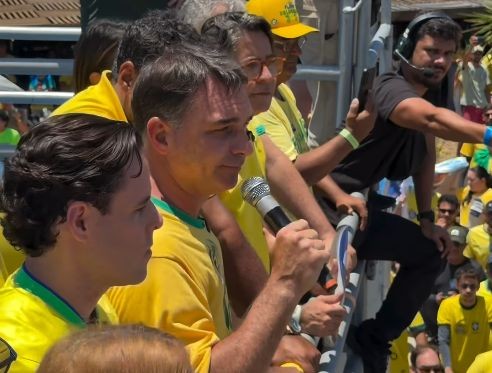Flávio Bolsonaro chama Lula de ‘pai do Tigrinho’ e diz que petista quer jogar pobre ‘na miséria’