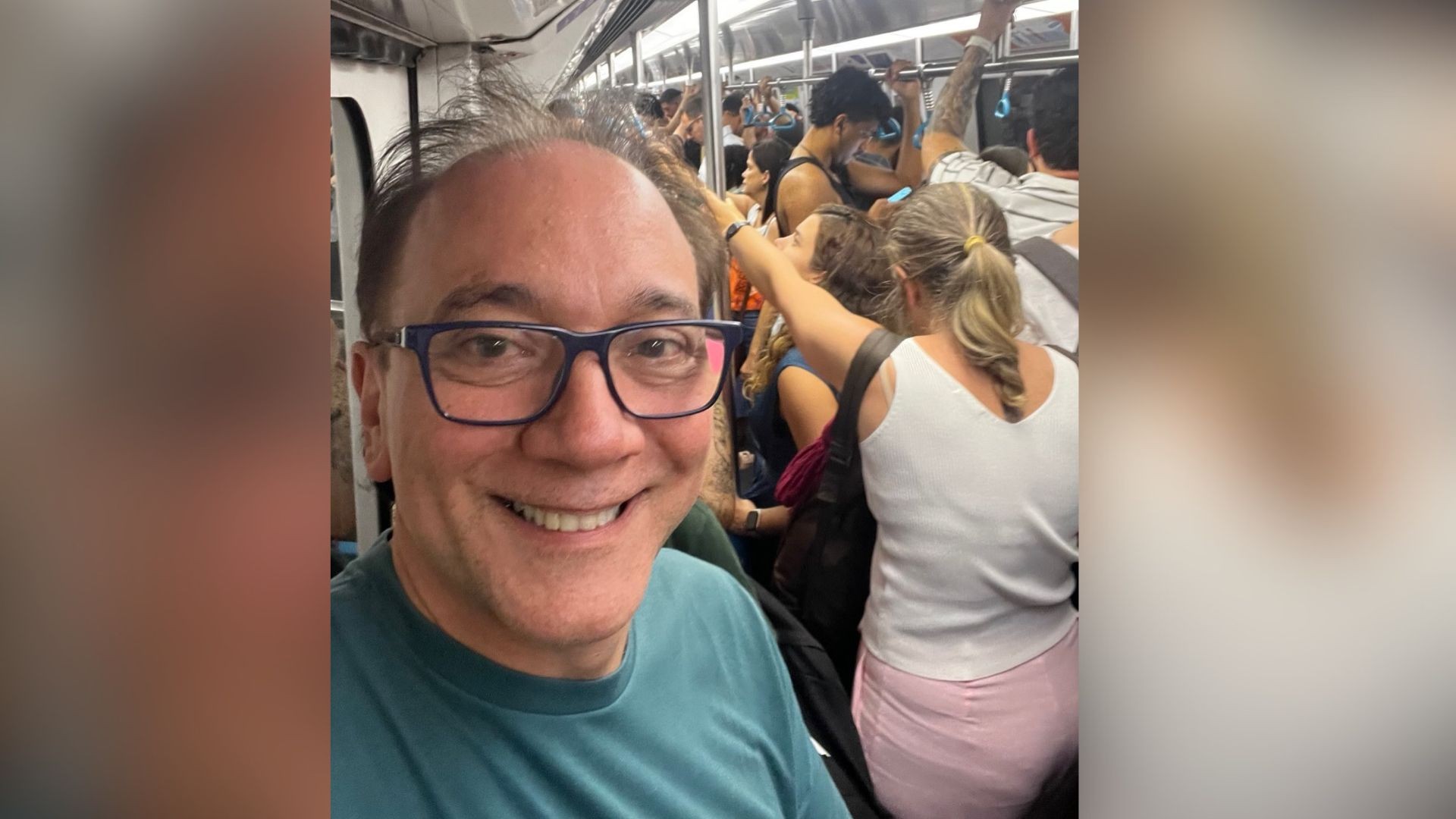 Vocalista do Biquini se infiltra entre fãs no metrô para chegar ao Rock in Rio