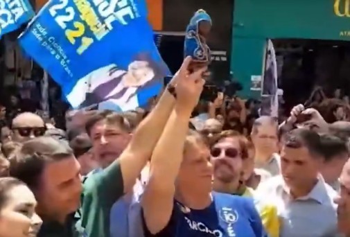 Flávio Bolsonaro ergue imagem de Nossa Senhora Aparecida em ato de campanha em SP