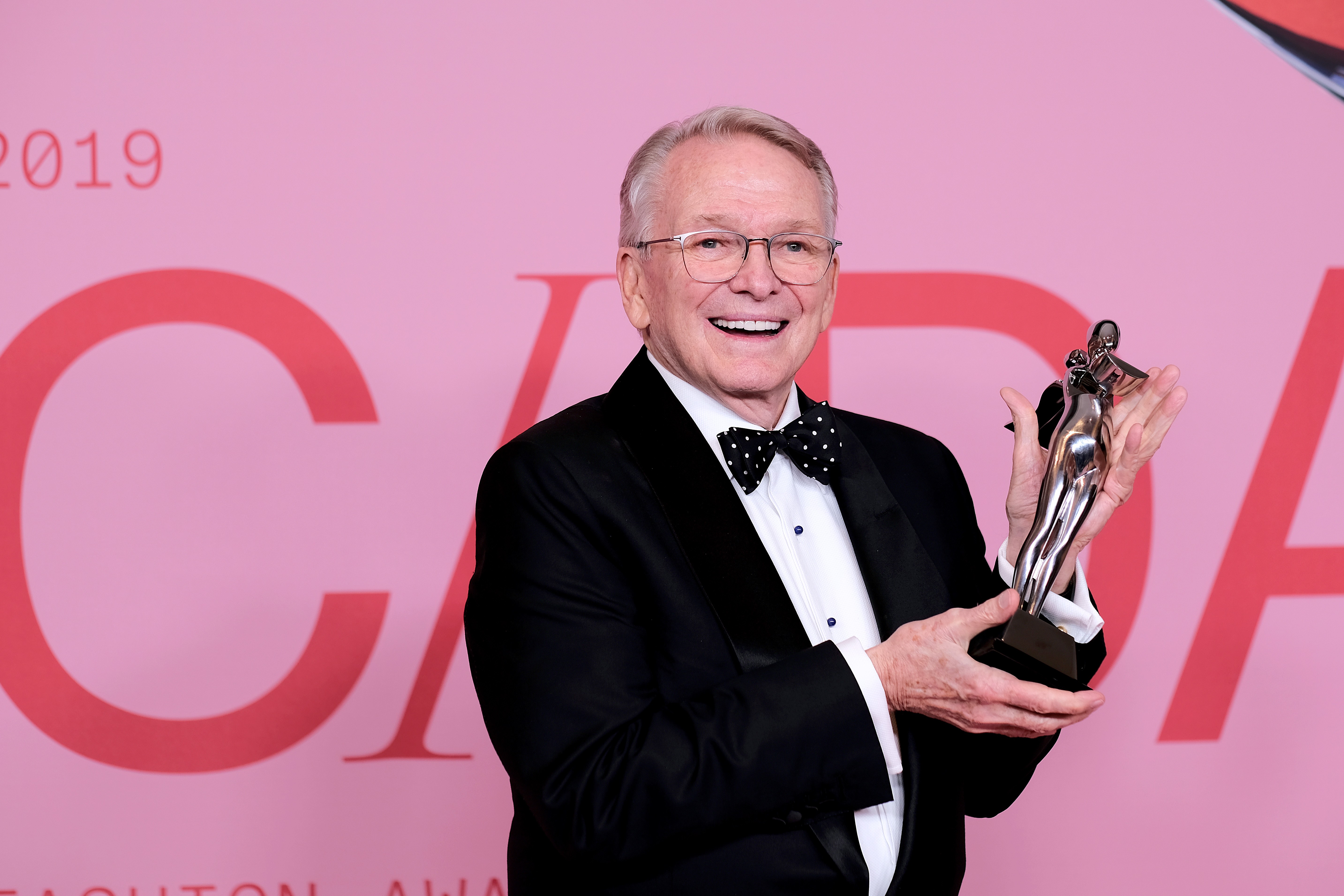 Morre aos 87 anos Bob Mackie, autor de figurinos icônicos da cultura pop