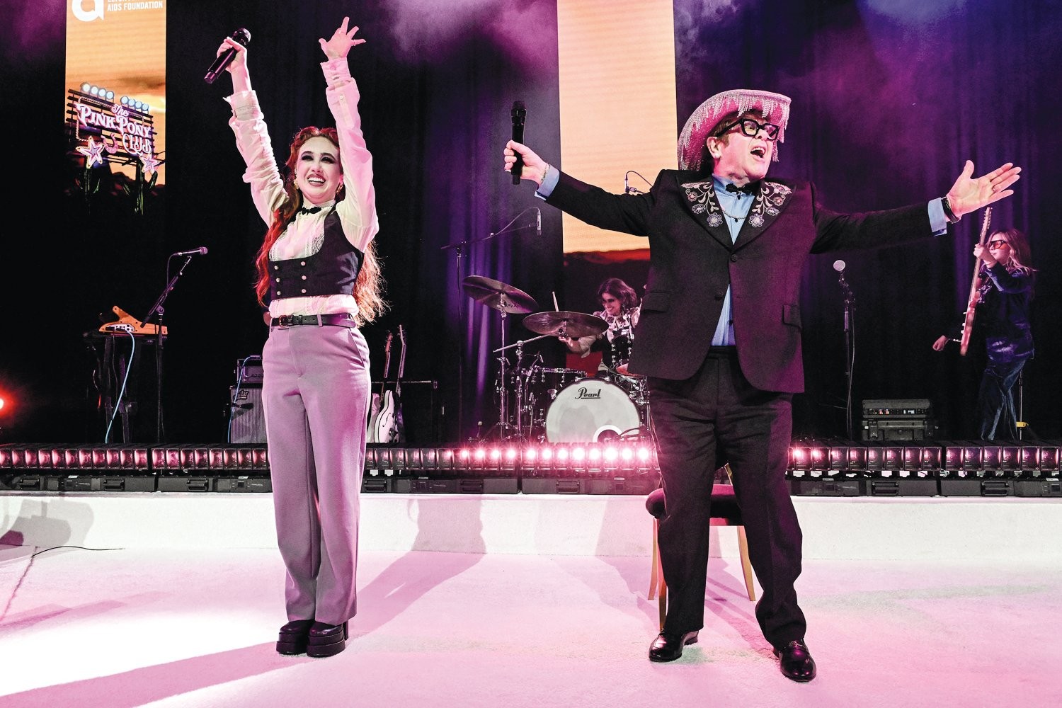 Dua Lipa, Chappell Roan e mais: os jovens que Elton John apadrinhou