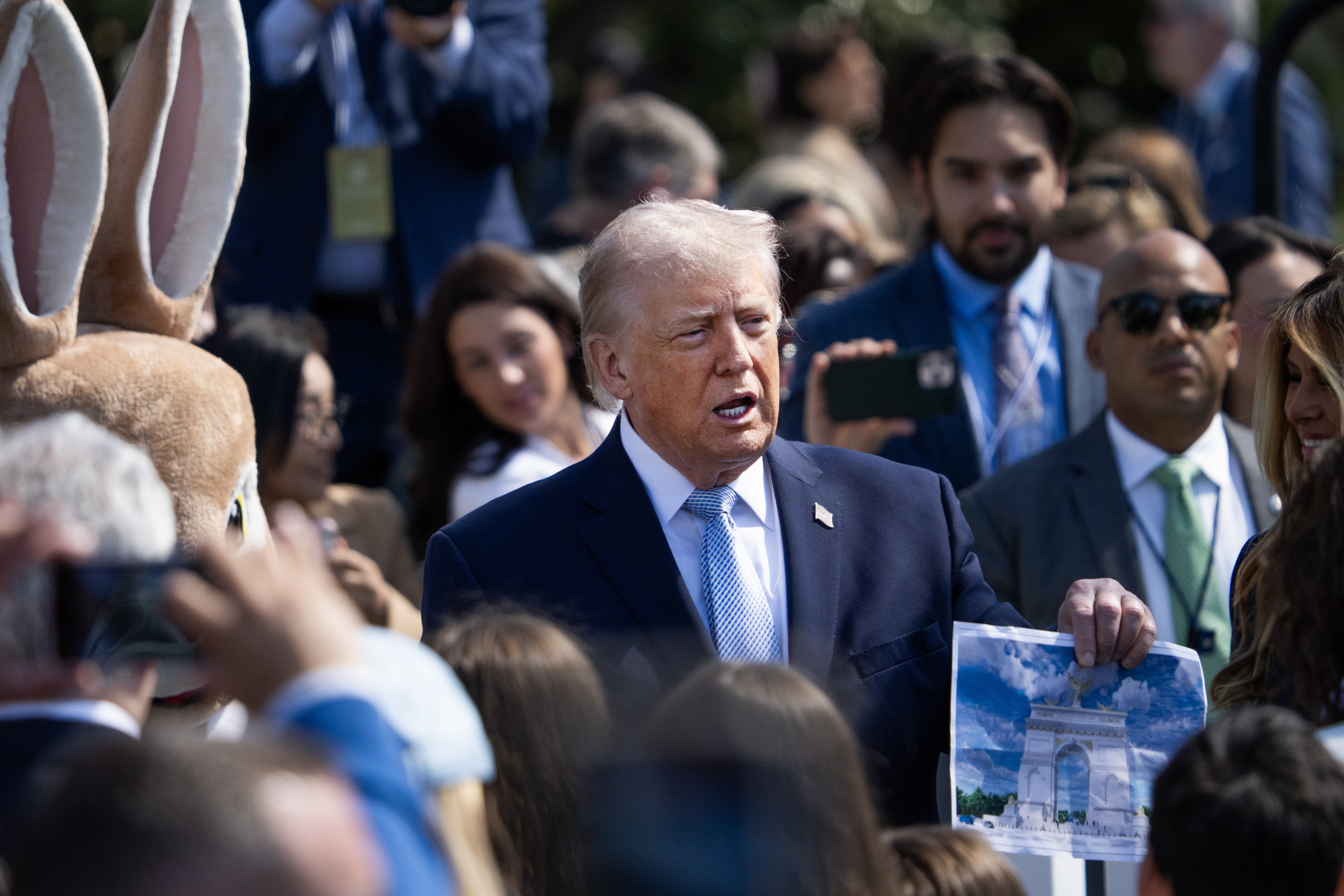 Em crise de popularidade, Trump detalha ‘Arco do Triunfo’ e diz que monumento terá funções militares