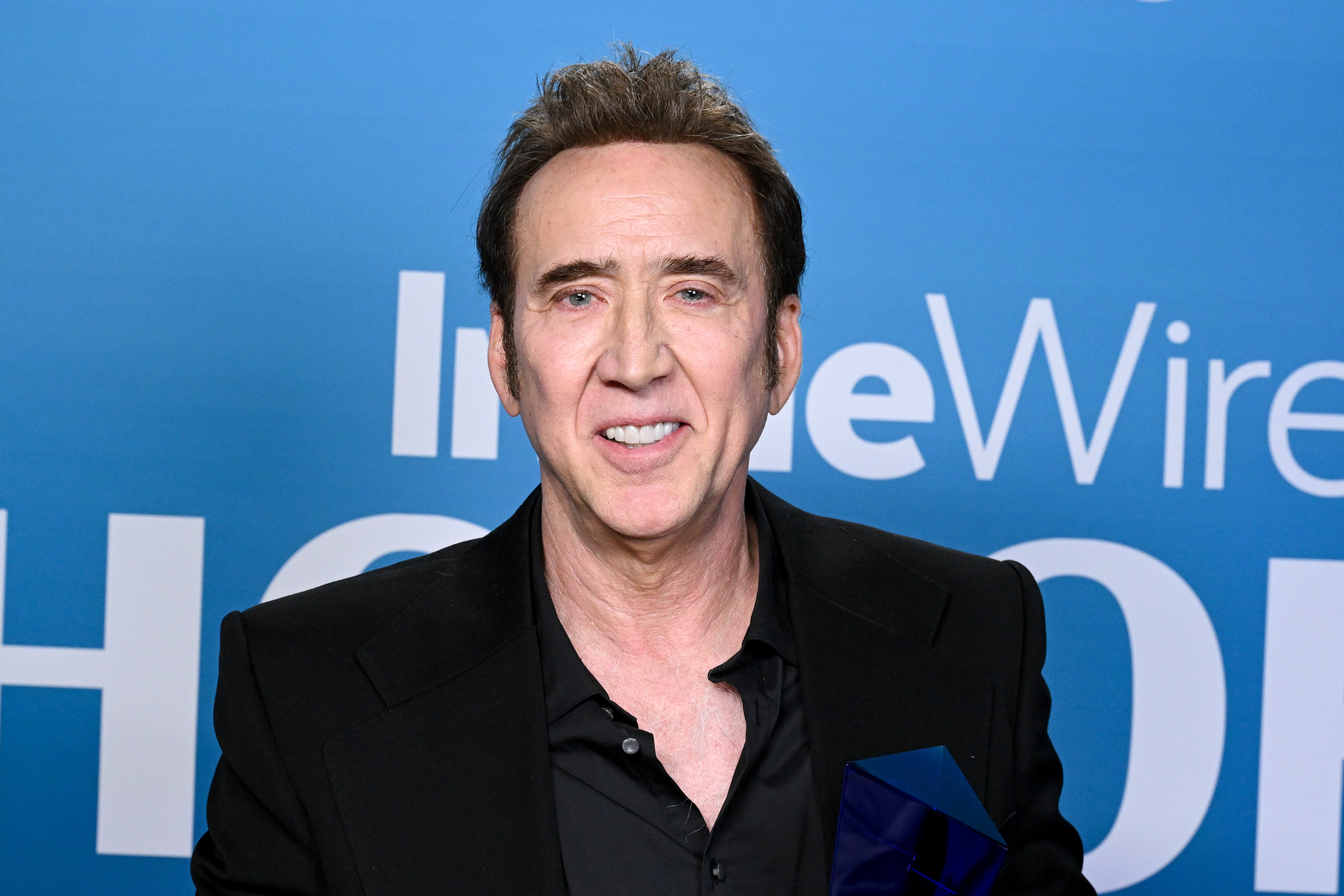 Mansão de Nicolas Cage é atingida por cratera de 9 metros; veja vídeo